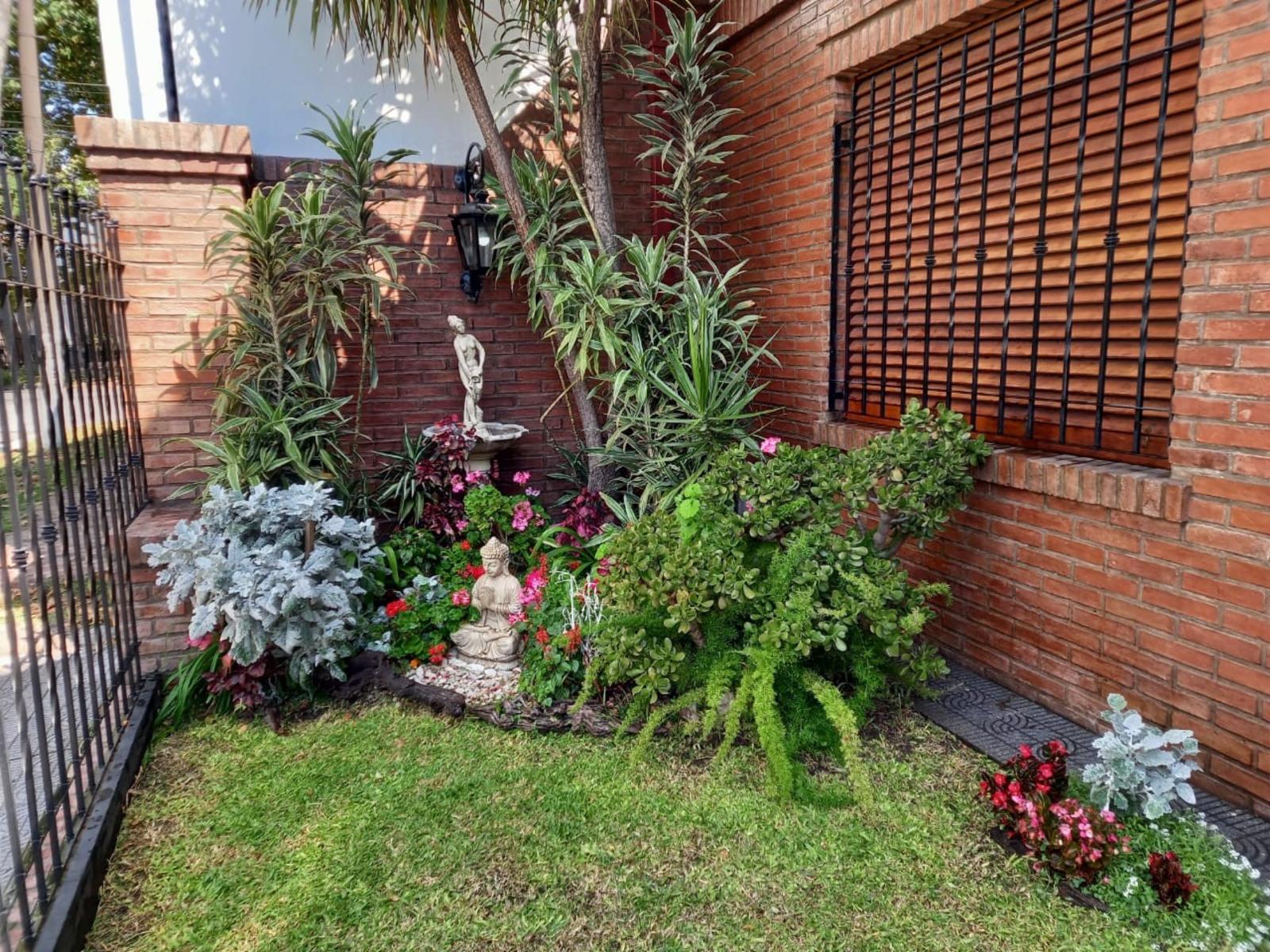 CHALET 8 AMBIENTES CON PILETA, JARDIN Y COCHERAS - MORON — foto 5