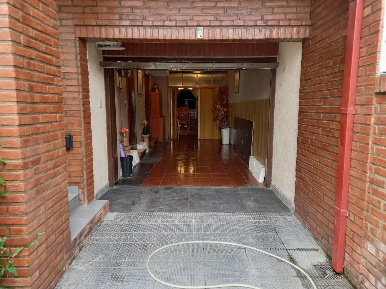 CHALET 8 AMBIENTES CON PILETA, JARDIN Y COCHERAS - MORON — foto 6