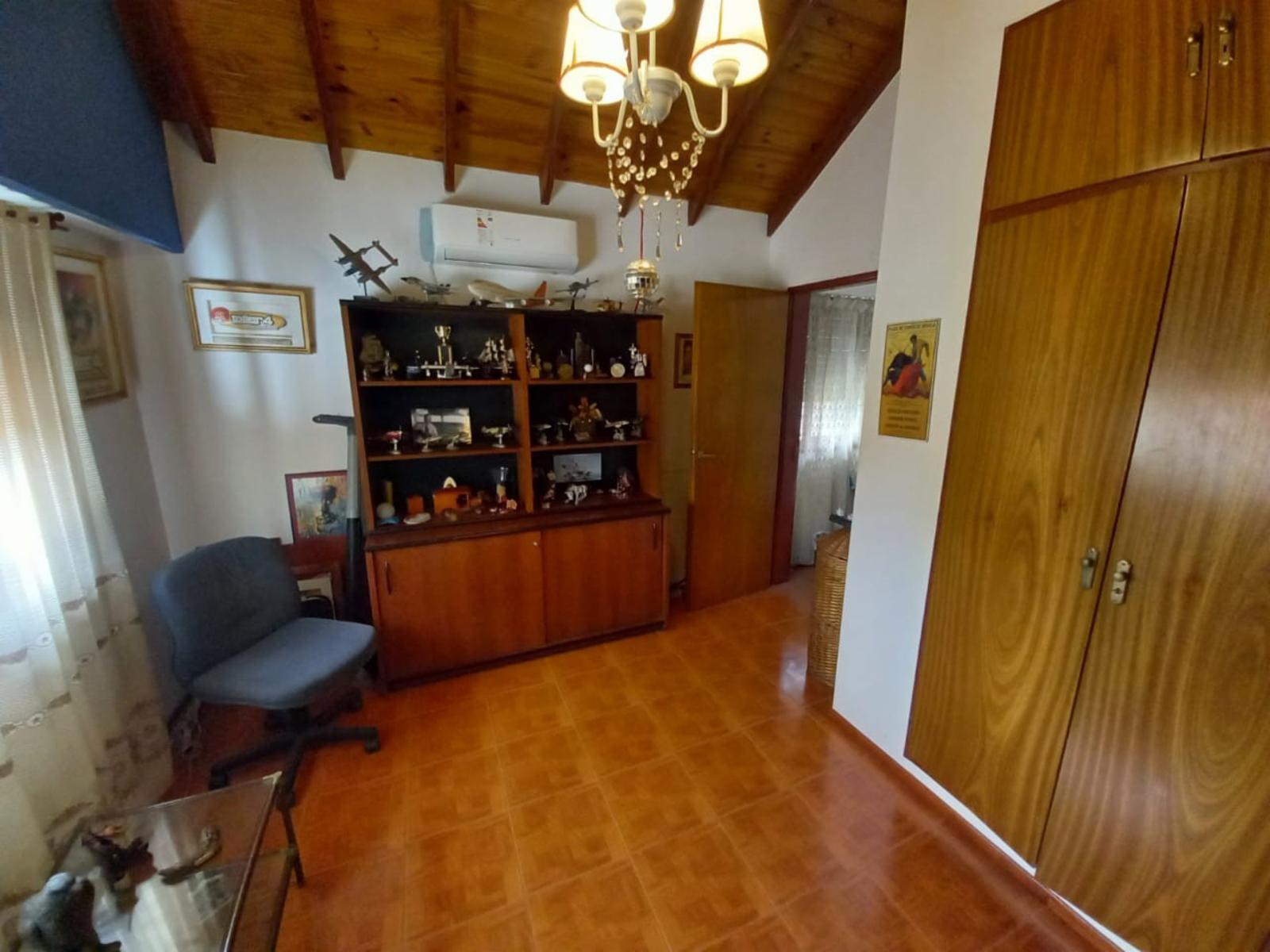 CHALET 8 AMBIENTES CON PILETA, JARDIN Y COCHERAS - MORON — foto 10