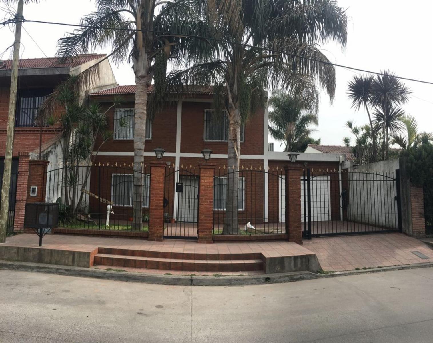 VENTA CASA 5 AMBIENTES VILLA LUZURIAGA CON PISCINA FONDO