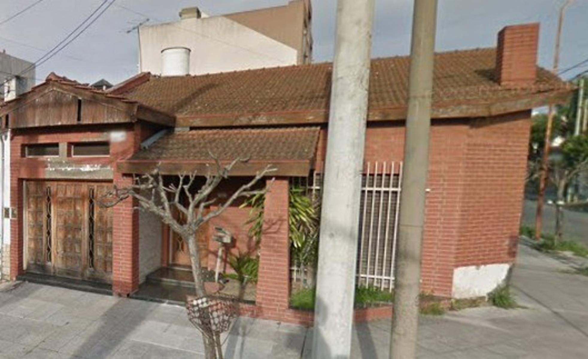 VENTA RAMOS MEJIA CHALET 5 AMBIENTES CON PATIO Y COCHERA