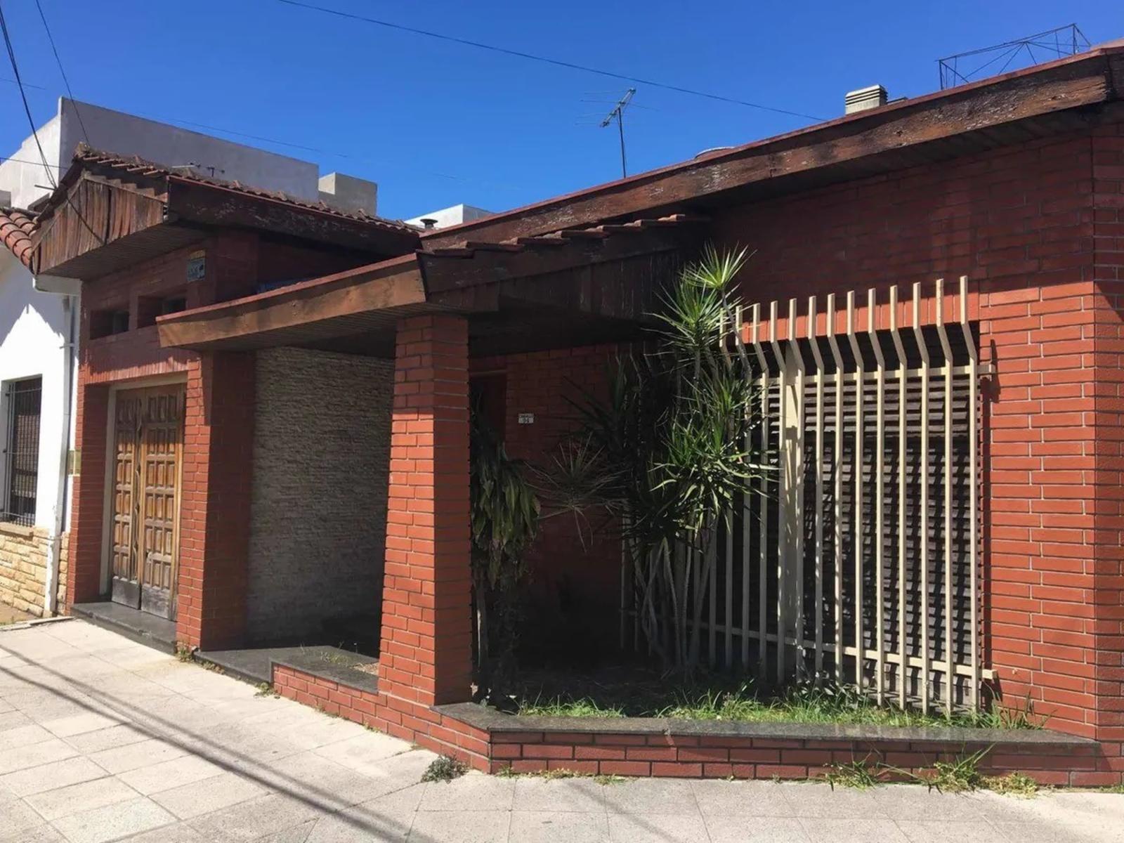 VENTA RAMOS MEJIA CHALET 5 AMBIENTES CON PATIO Y COCHERA — foto 2