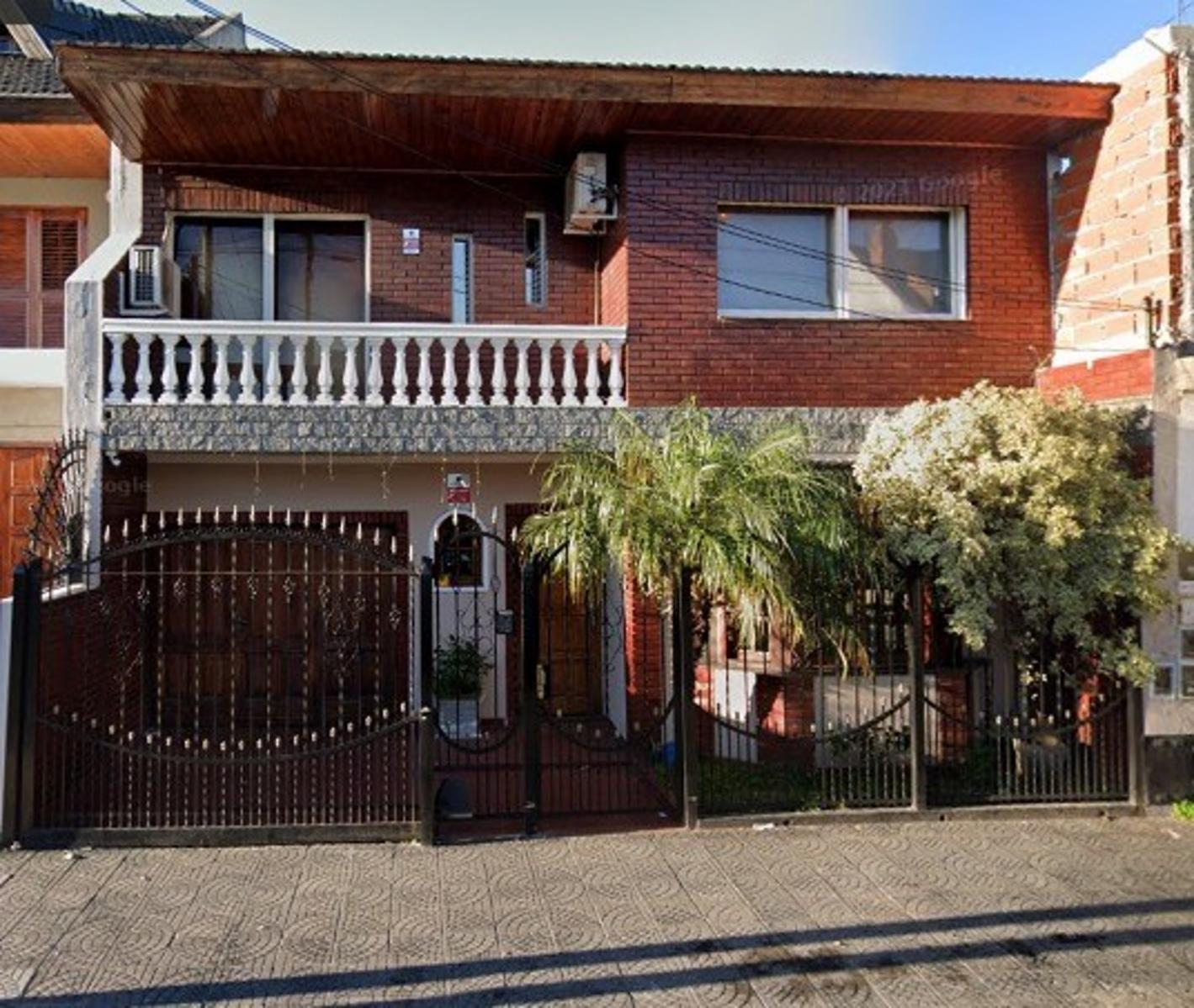 CHALET 6 AMBIENTES CON FONDO, GALPON Y PARQUE - SAN JUSTO