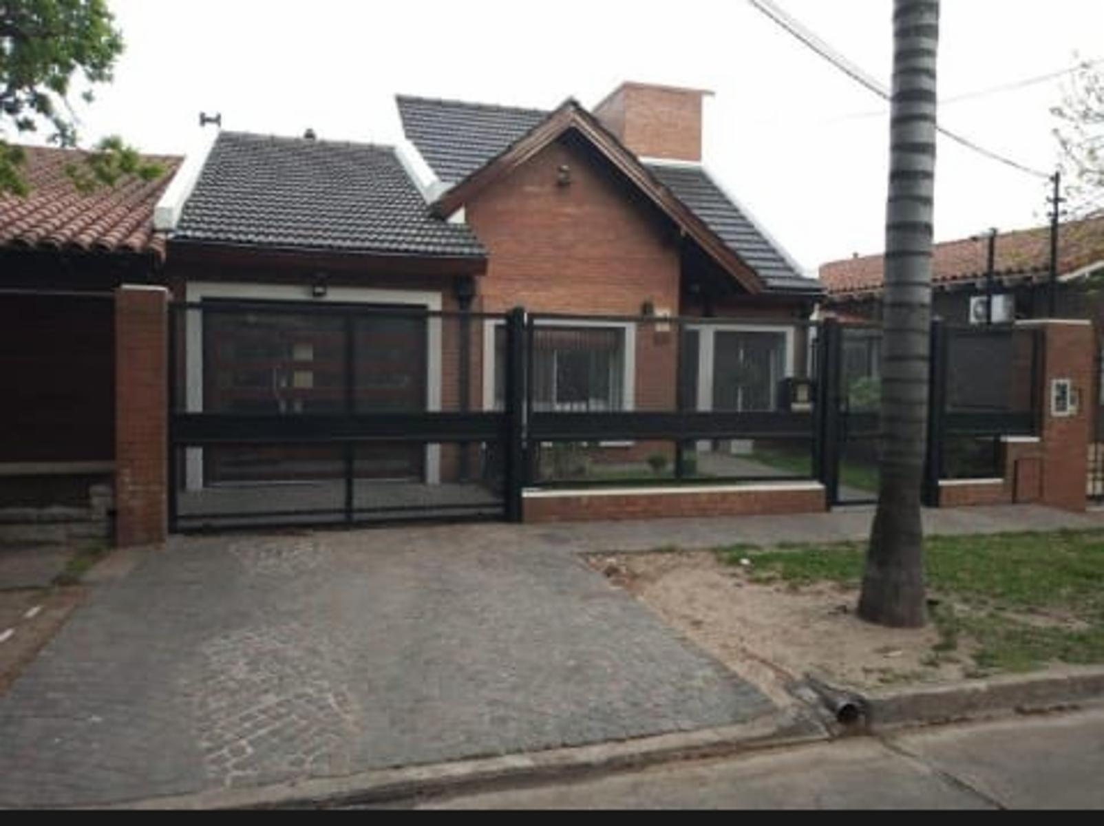 VENTA VILLA LUZURIAGA CHALET 4 AMBIENTES CON FONDO PILETA