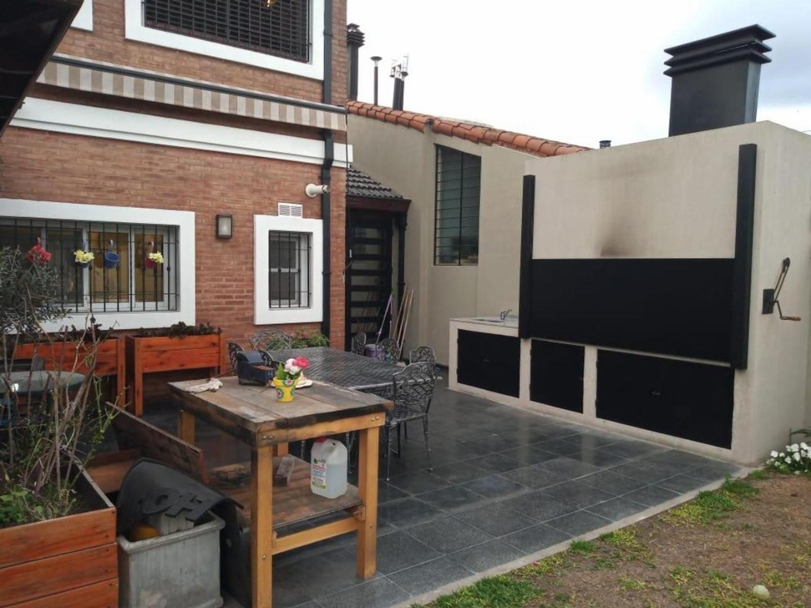 VENTA VILLA LUZURIAGA CHALET 4 AMBIENTES CON FONDO PILETA — foto 2