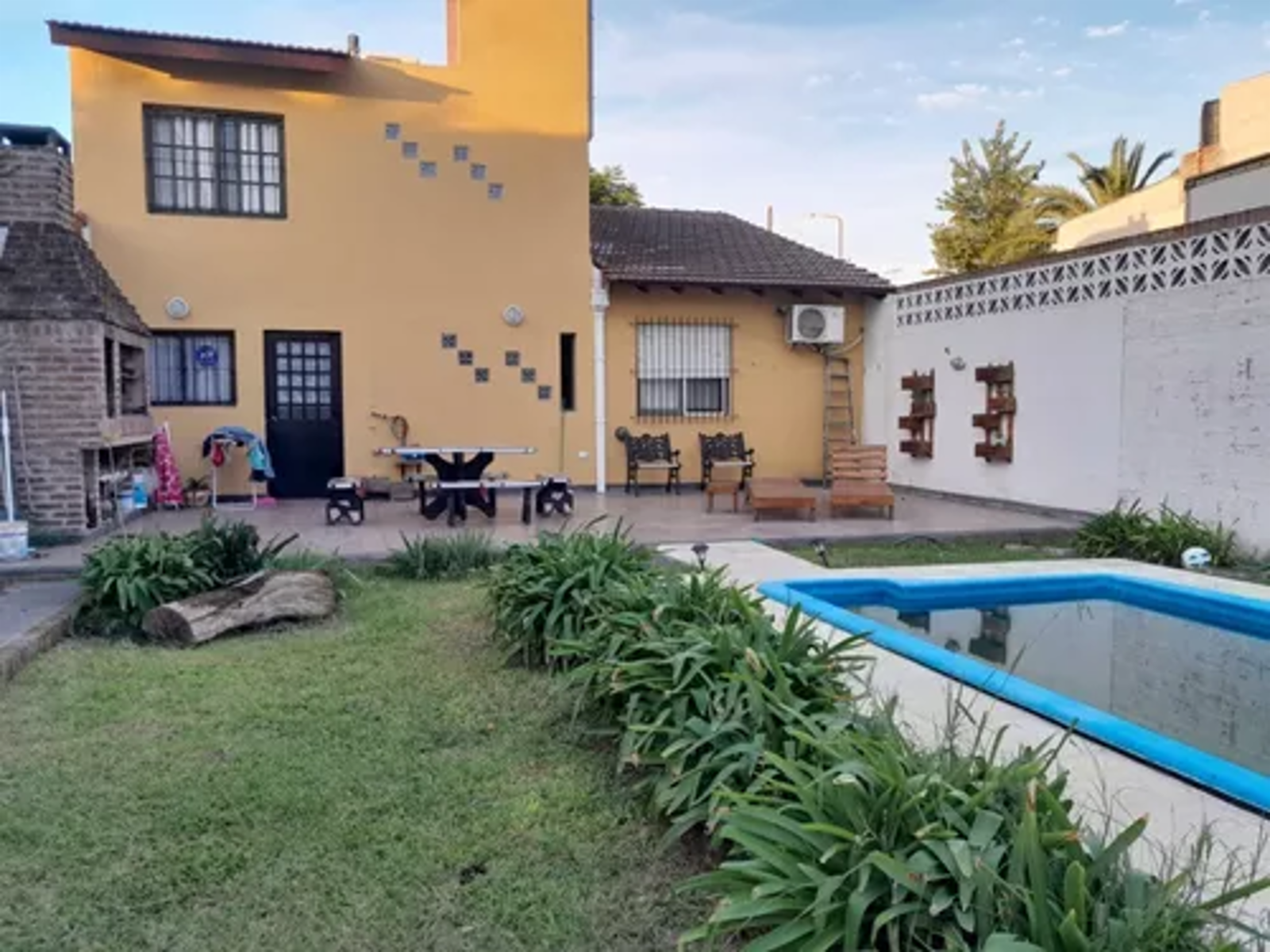 Casa 5 ambientes con fondo y pileta