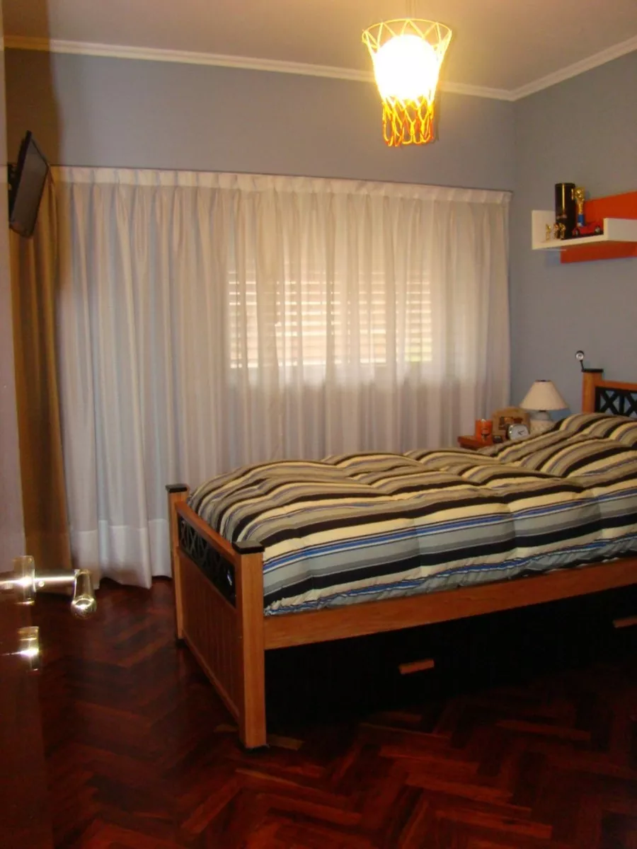 Venta Casa 4 ambientes con fondo y piscina Lomas del MIrador — foto 7
