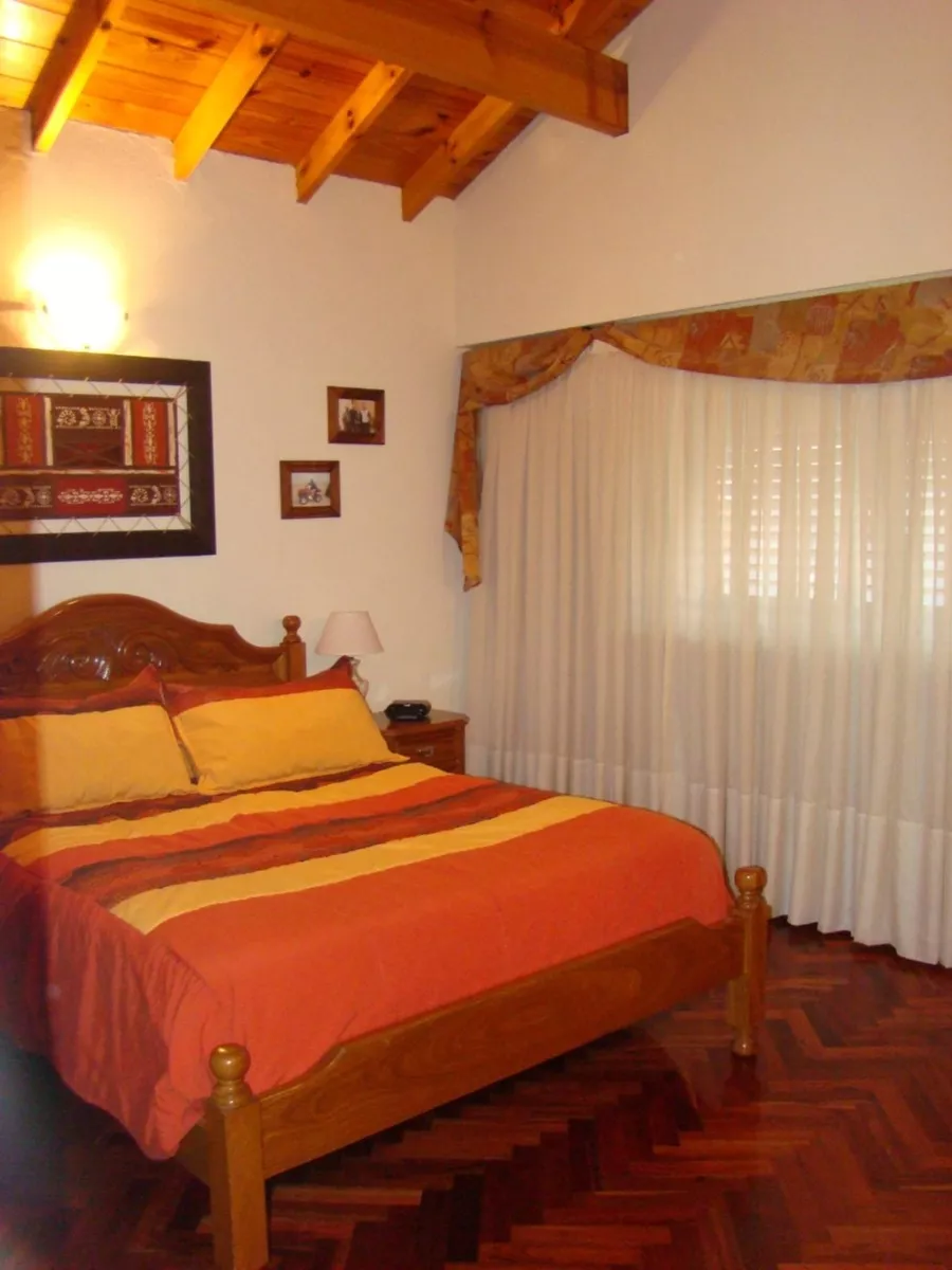 Venta Casa 4 ambientes con fondo y piscina Lomas del MIrador — foto 8