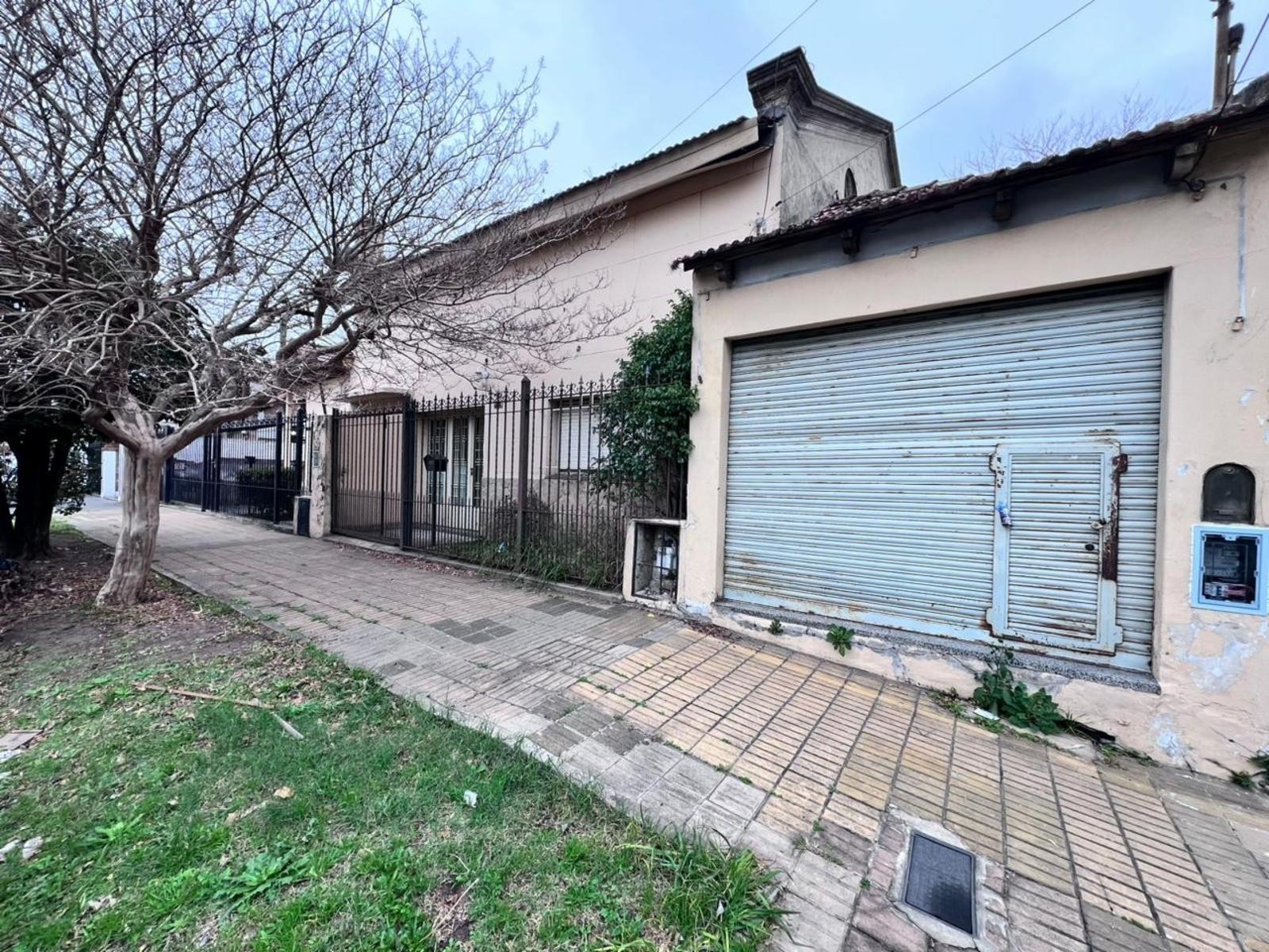 Venta Casa 3 ambientes Ramos Mejia fondo pileta y local — foto 2