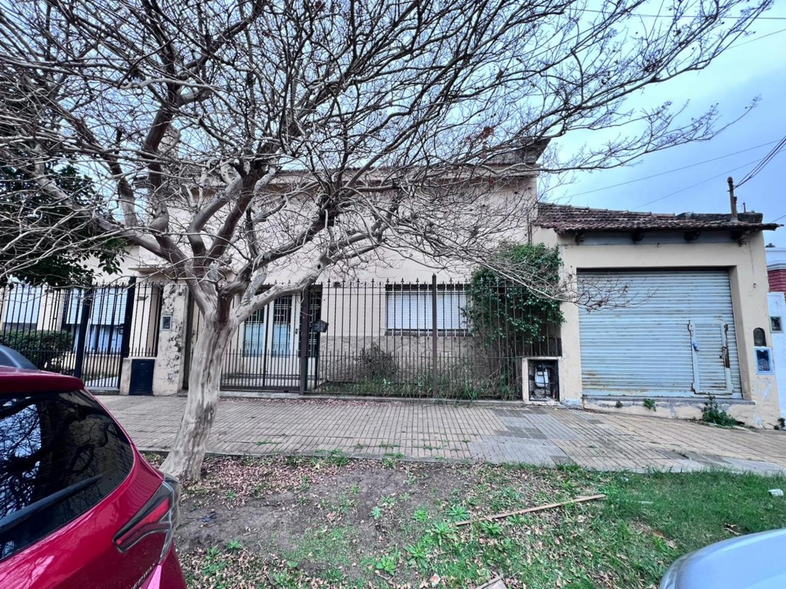 Venta Casa 3 ambientes Ramos Mejia fondo pileta y local — foto 3
