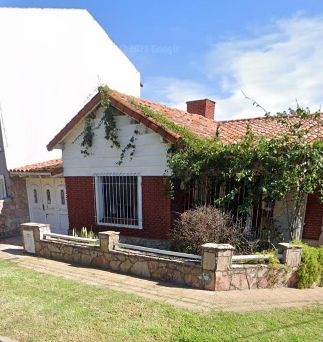 VENTA CASA 4 AMBIENTES CON DOS COCHERAS - CASTELAR