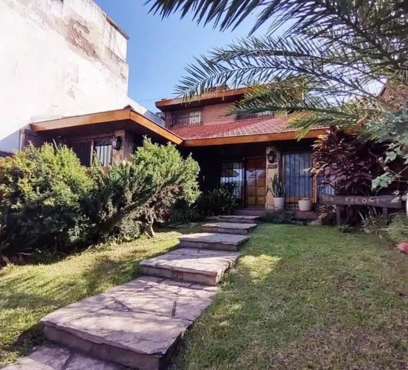 VENTA CASA 6 AMBIENTES CON PILETA,JARDIN Y TRES COCHERAS - LOMAS DEL MIRADOR