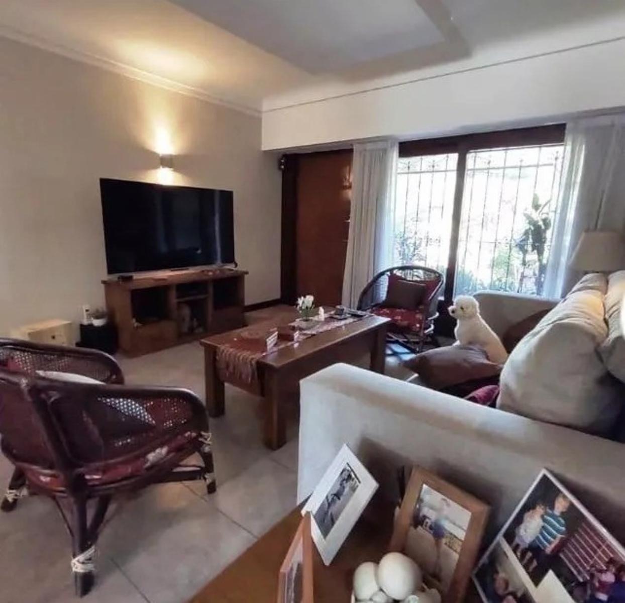 VENTA CASA 6 AMBIENTES CON PILETA,JARDIN Y TRES COCHERAS - LOMAS DEL MIRADOR — foto 2