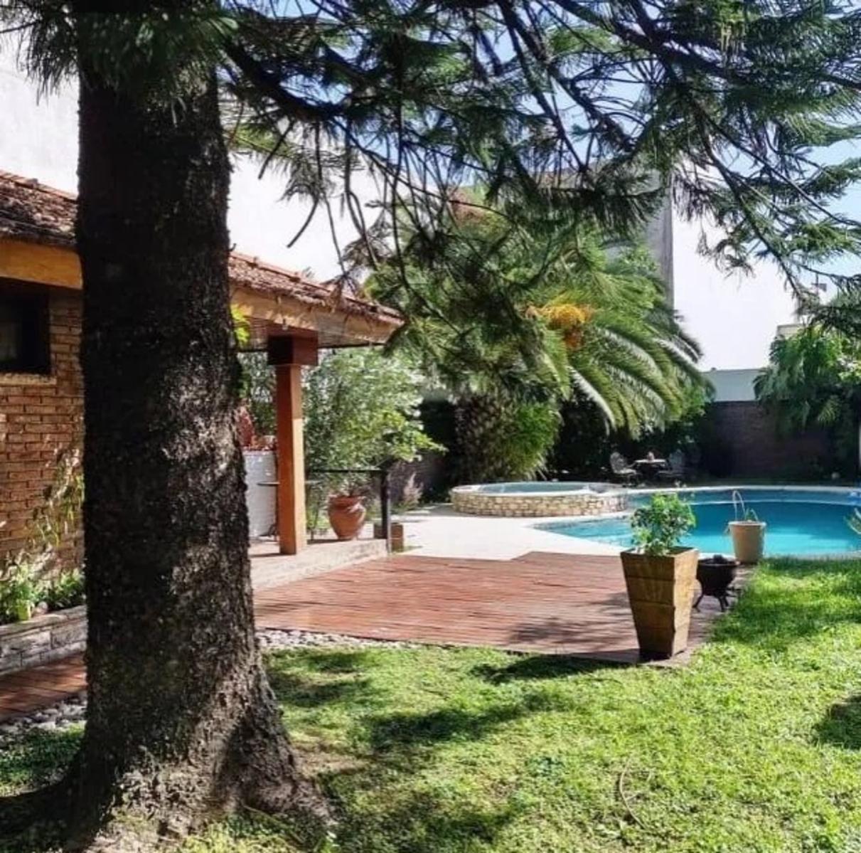 VENTA CASA 6 AMBIENTES CON PILETA,JARDIN Y TRES COCHERAS - LOMAS DEL MIRADOR — foto 3