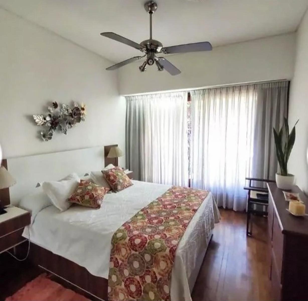 VENTA CASA 6 AMBIENTES CON PILETA,JARDIN Y TRES COCHERAS - LOMAS DEL MIRADOR — foto 4