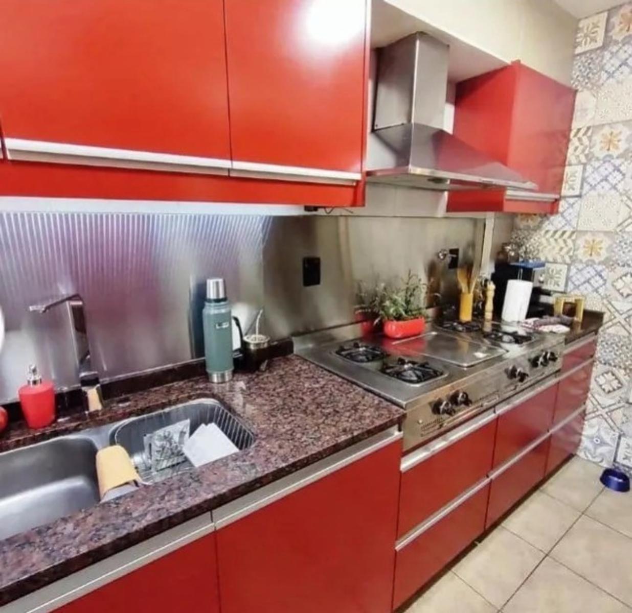 VENTA CASA 6 AMBIENTES CON PILETA,JARDIN Y TRES COCHERAS - LOMAS DEL MIRADOR — foto 5