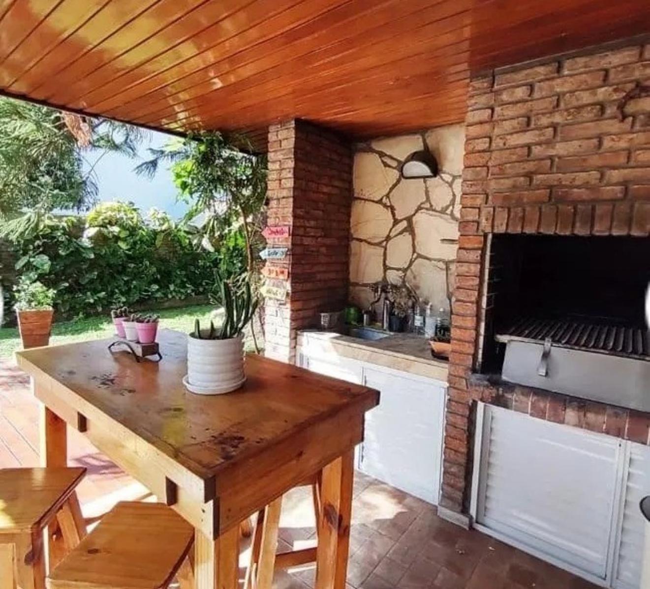 VENTA CASA 6 AMBIENTES CON PILETA,JARDIN Y TRES COCHERAS - LOMAS DEL MIRADOR — foto 13