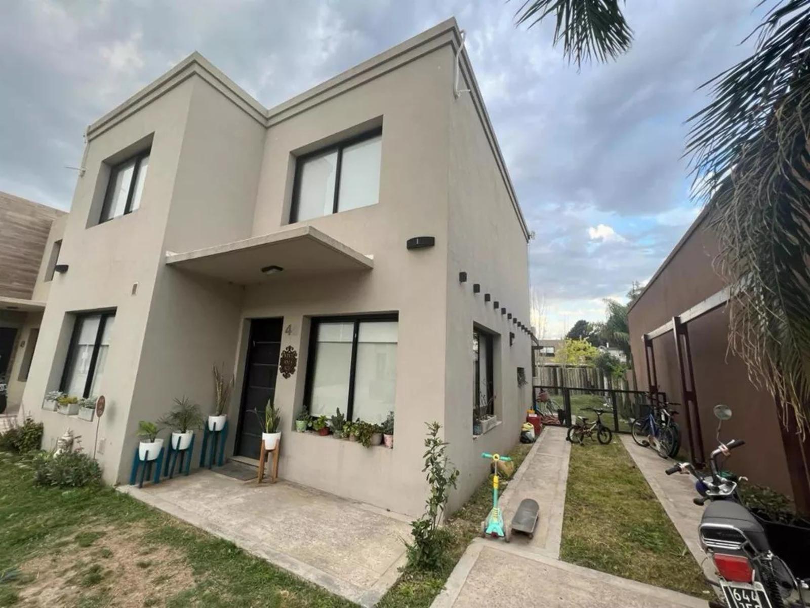 VENTA CASA 4 AMBIENTES CON PARQUE Y PILETA