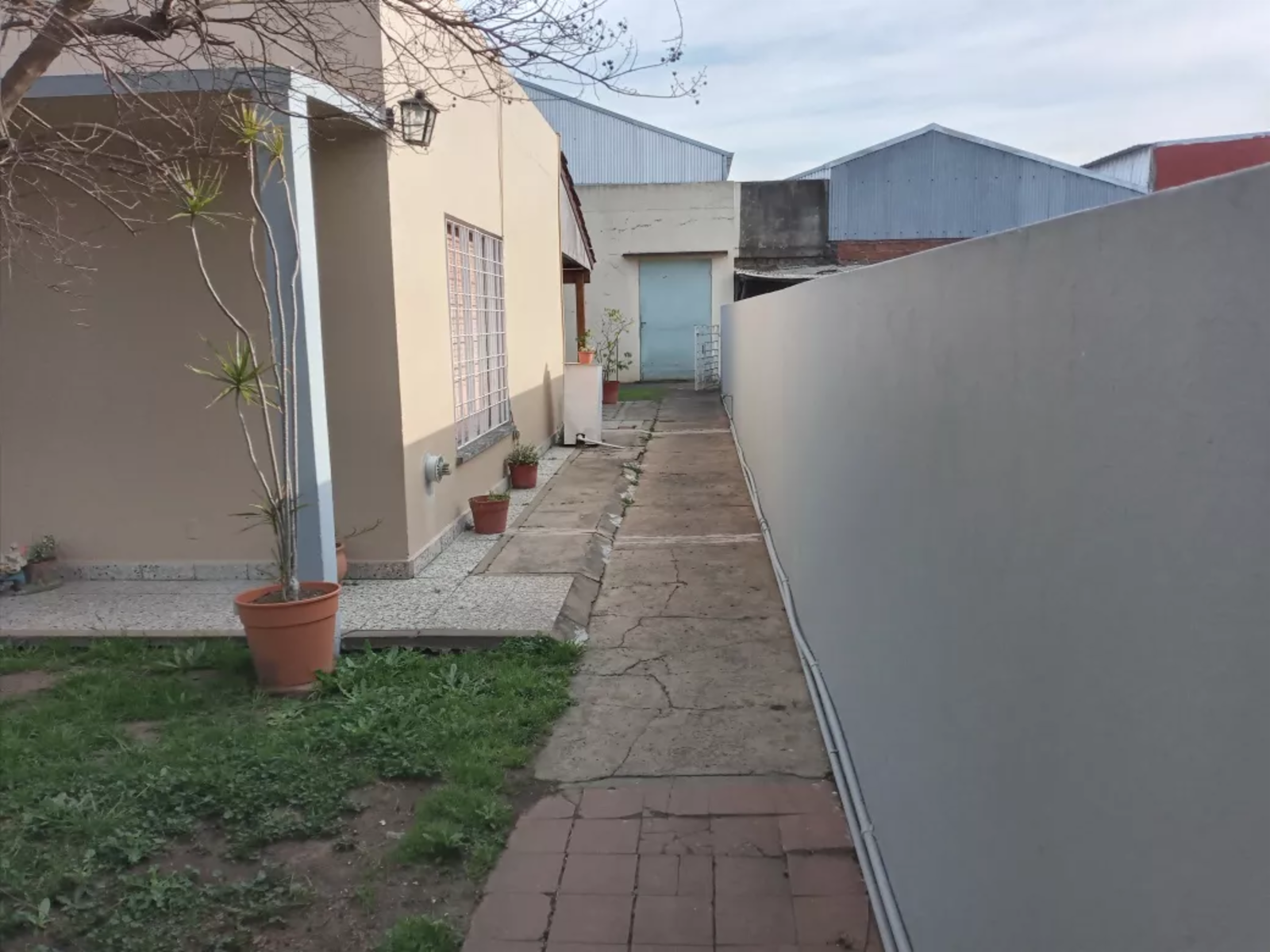 VENTA CASA 3 AMBIENTES A RECICLAR CON LOCAL, CASA AVITABLE 3 AMBIENTES Y GALPON — foto 3