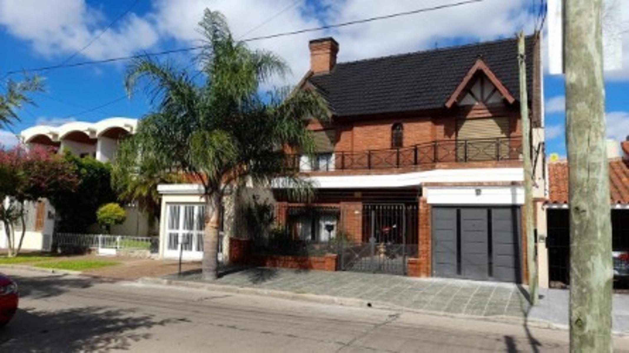 VENTA CASA 5 AMBIENTES CON PILETA PARQUE Y COCHERA