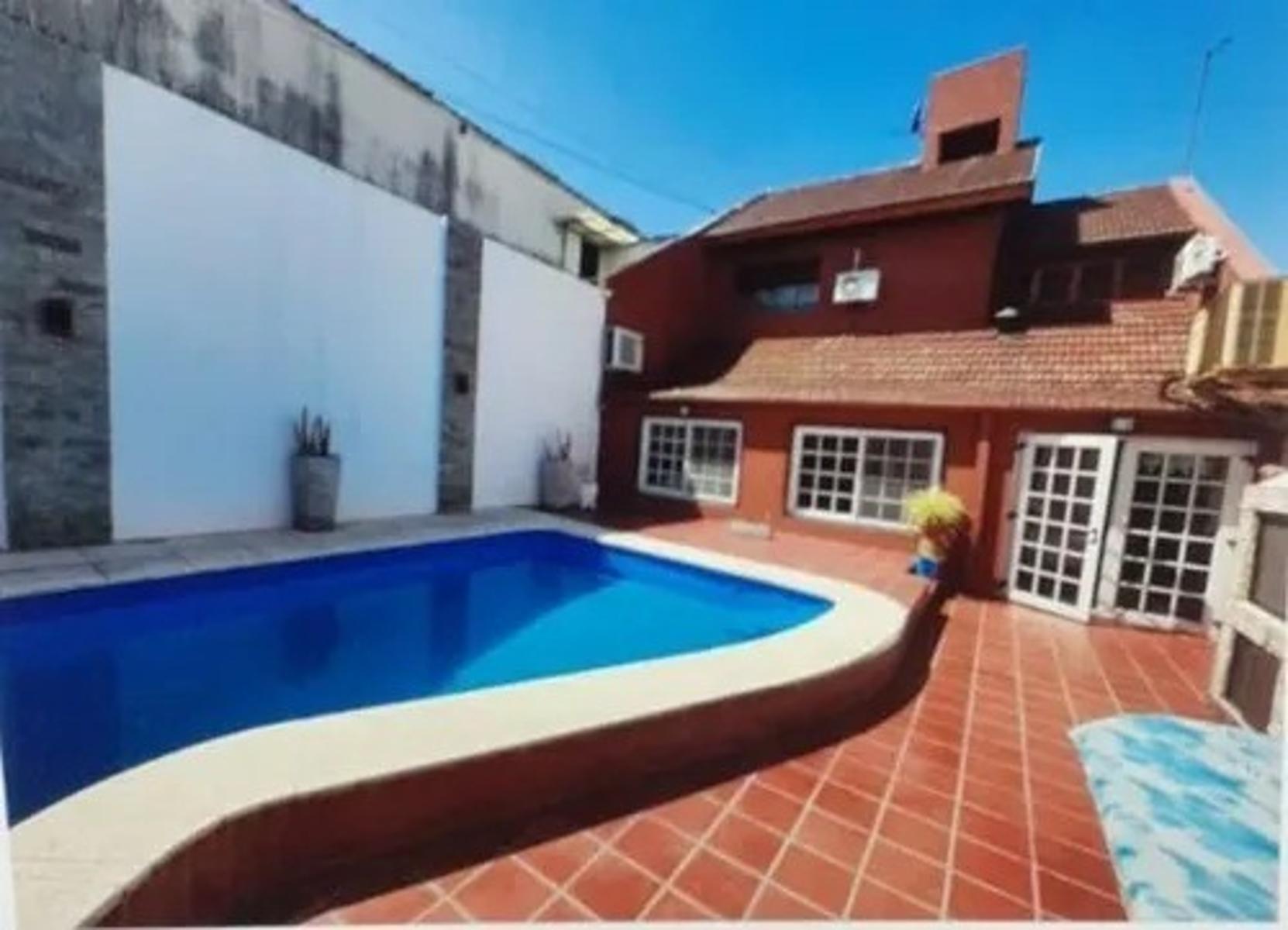 CHALET 6 AMBIENTES CON PILETA Y COCHERA