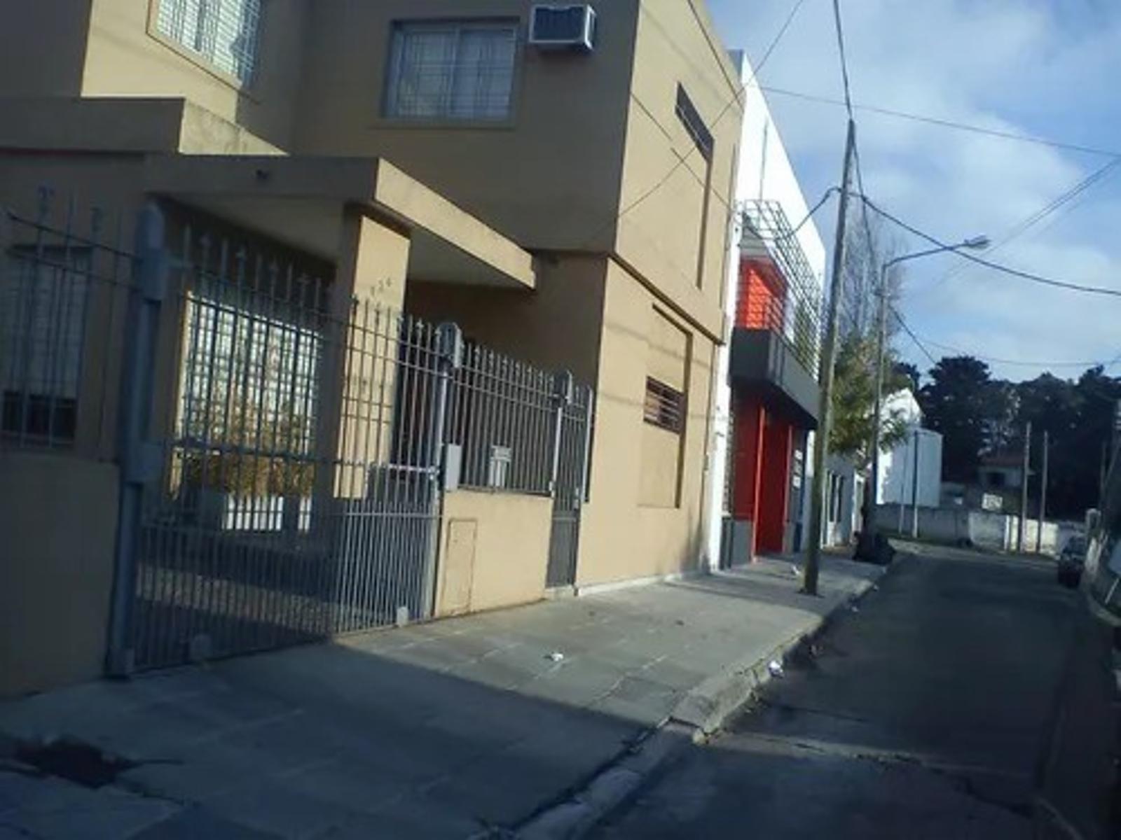 VENTA TRIPLEX 4 AMBIENTES CON COCHERA