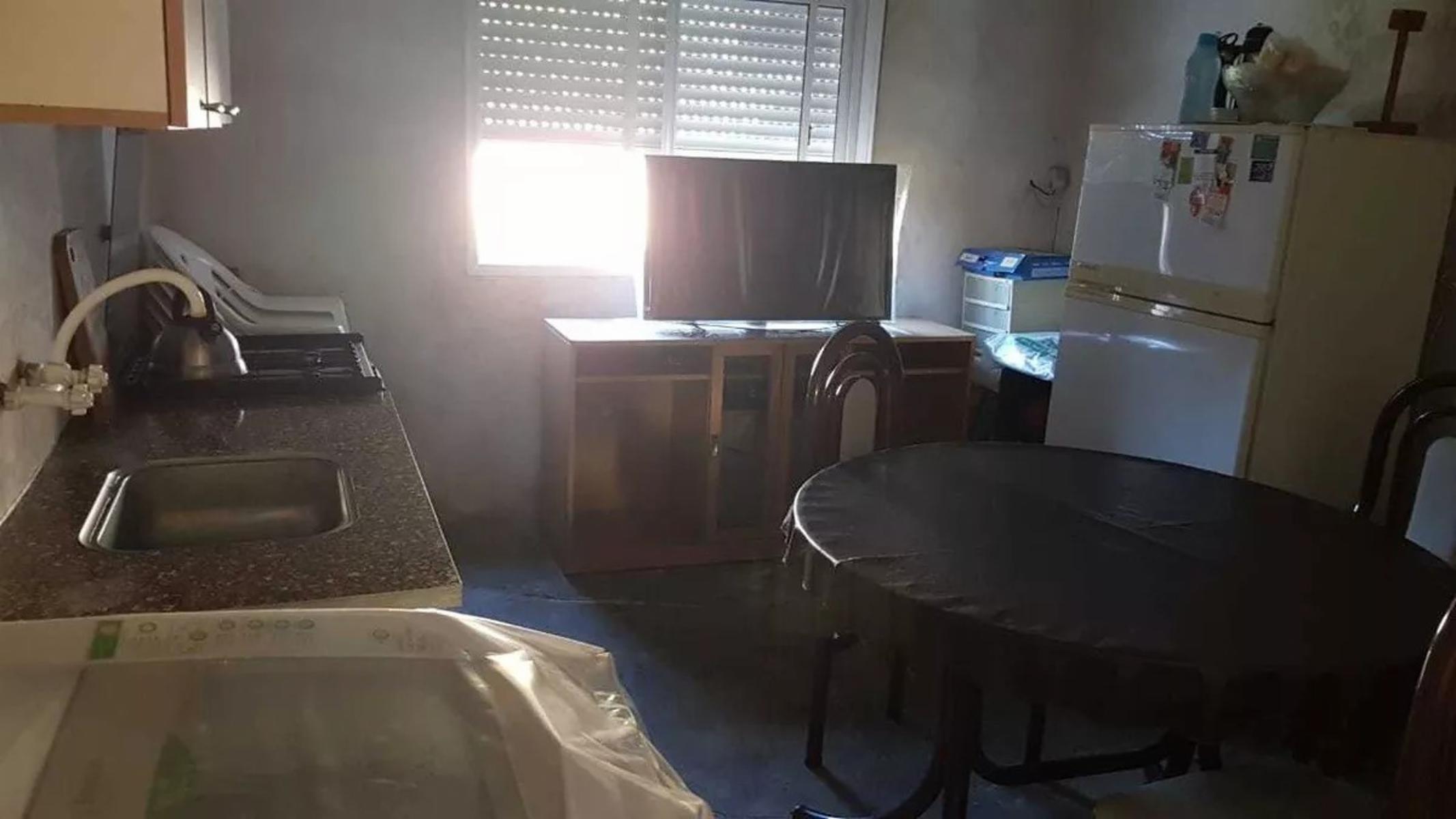 CASA 2 AMBIENTES AMPLIOS A REFRACCIONAR CON PATIO Y COCHERA CASTELAR SUR — foto 3