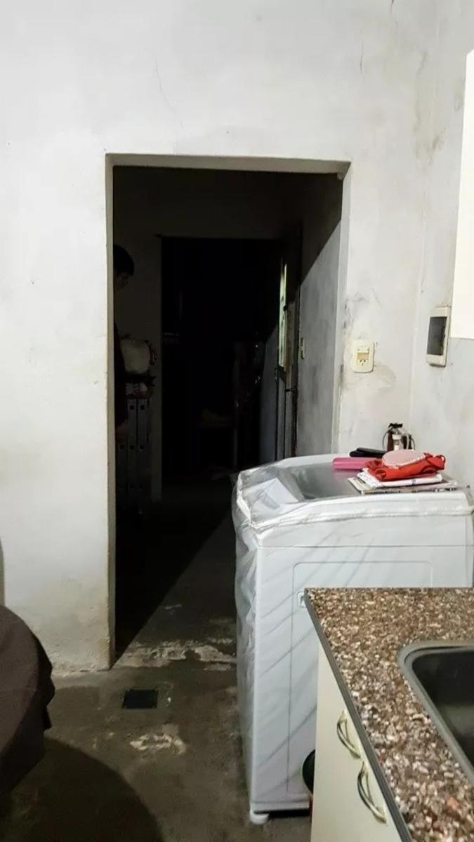 CASA 2 AMBIENTES AMPLIOS A REFRACCIONAR CON PATIO Y COCHERA CASTELAR SUR — foto 4