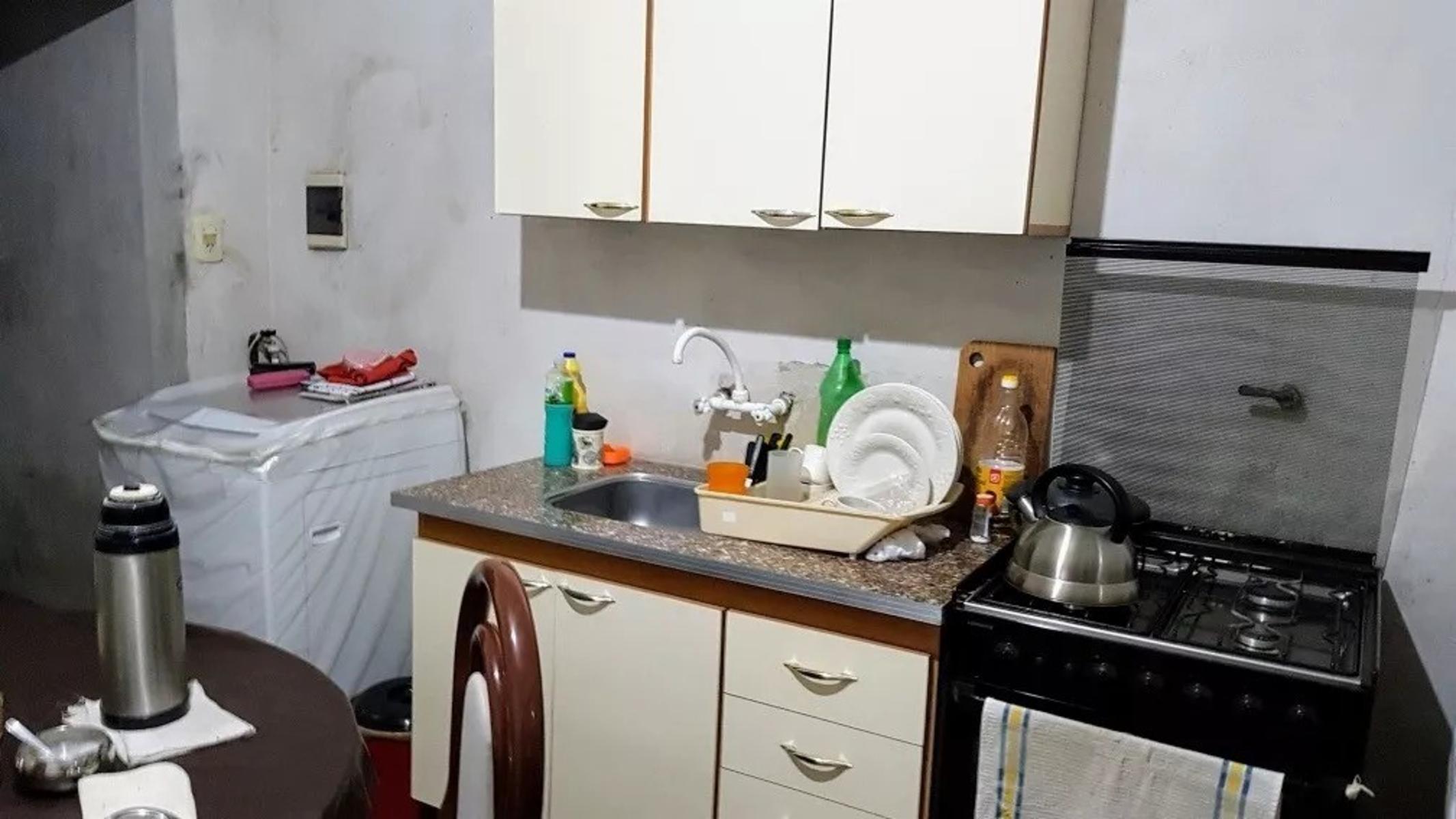 CASA 2 AMBIENTES AMPLIOS A REFRACCIONAR CON PATIO Y COCHERA CASTELAR SUR — foto 7