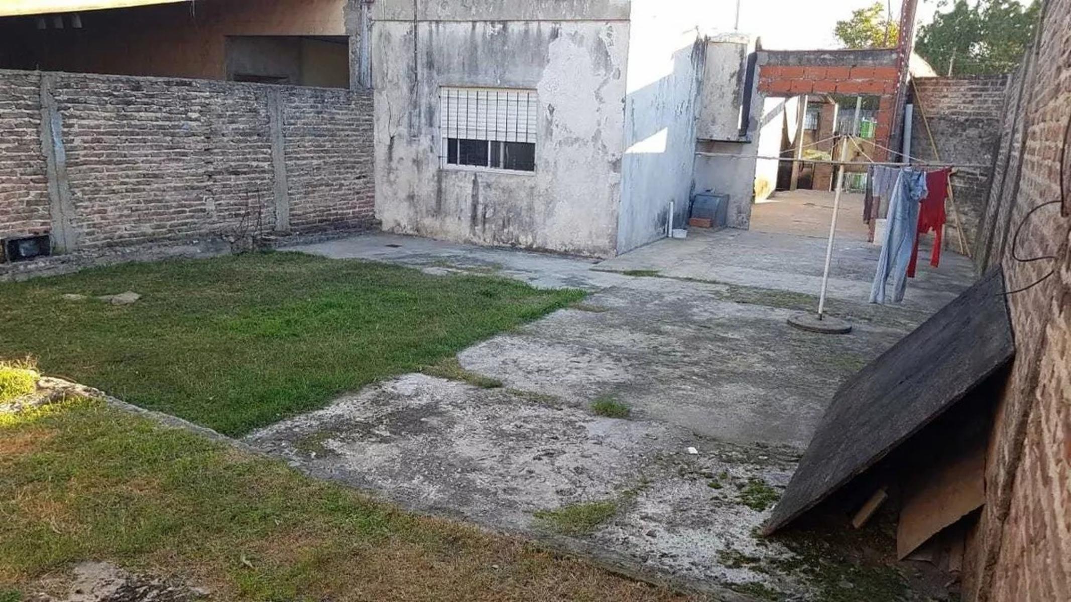 CASA 2 AMBIENTES AMPLIOS A REFRACCIONAR CON PATIO Y COCHERA CASTELAR SUR — foto 10