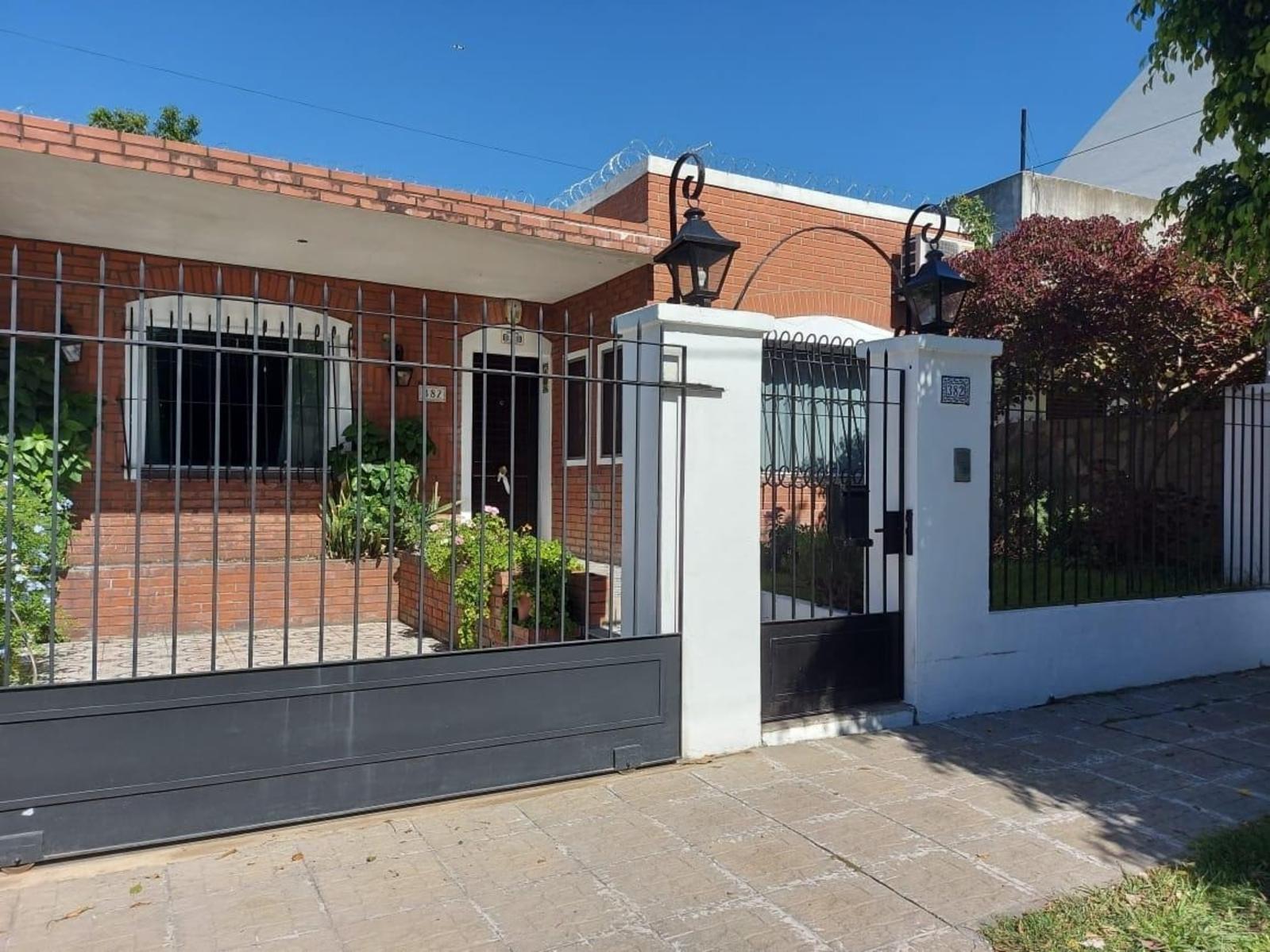 VENTA CASA AMPLIA 4 AMBIENTES CON QUINCHO Y COCHERA - CASTELAR
