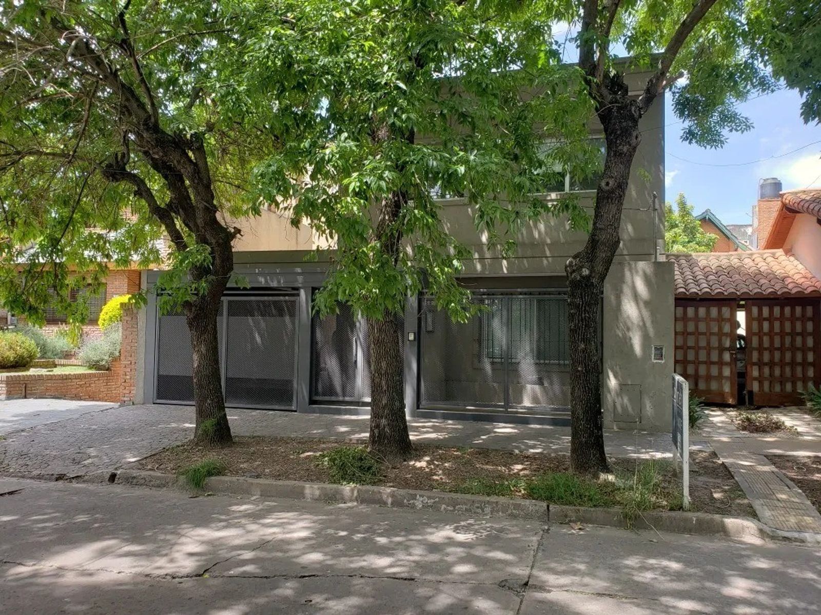 VENTA CASA 6 AMBIENTES CON COCHERA CASTELAR