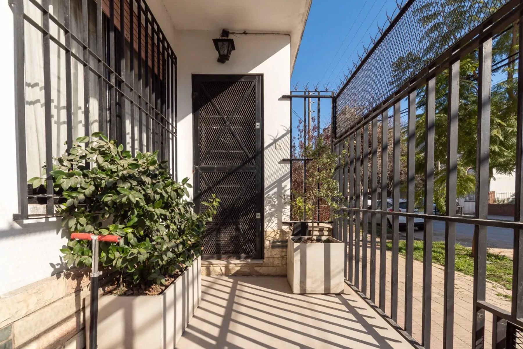 VENTA CASA 5 AMBIENTE CON JARDIN Y COCHERA MORON — foto 4