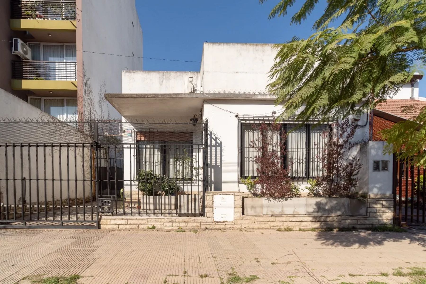 VENTA CASA 5 AMBIENTE CON JARDIN Y COCHERA MORON — foto 6