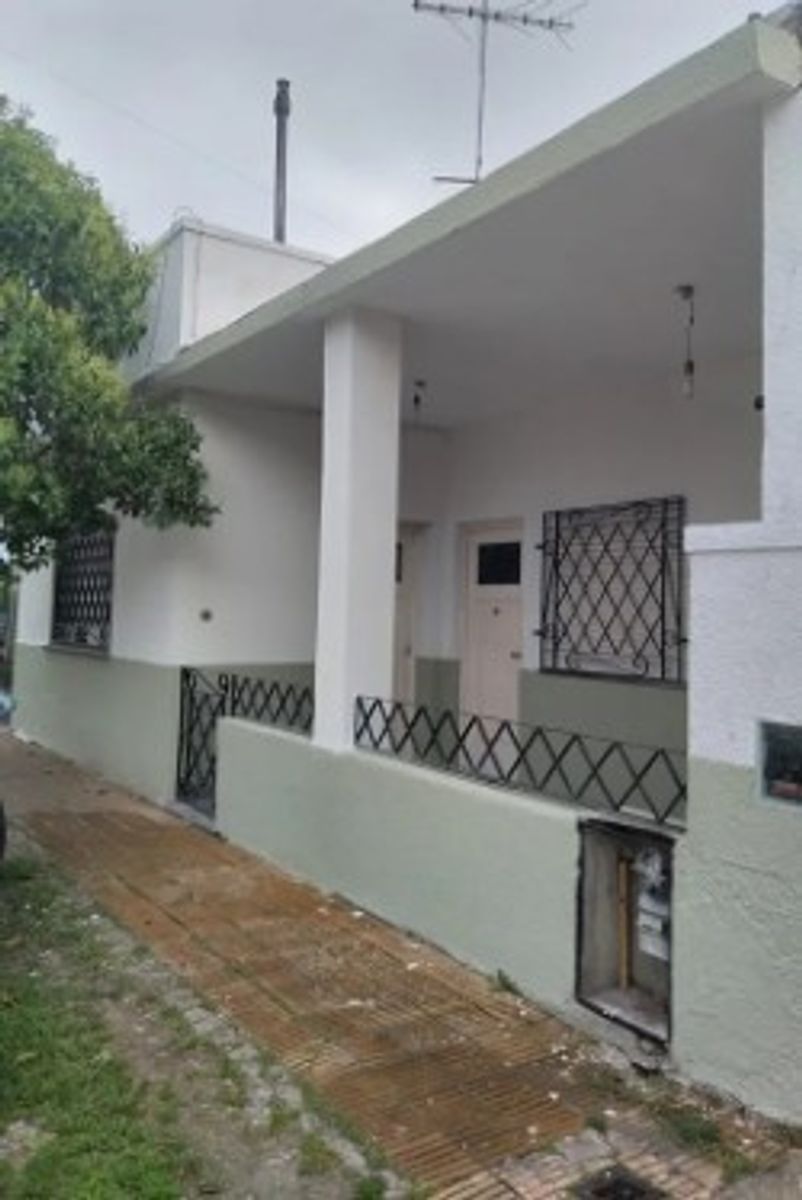 VENTA CASA 5 AMBIENTES CON PATIO Y TERRAZA ITUZAINGO