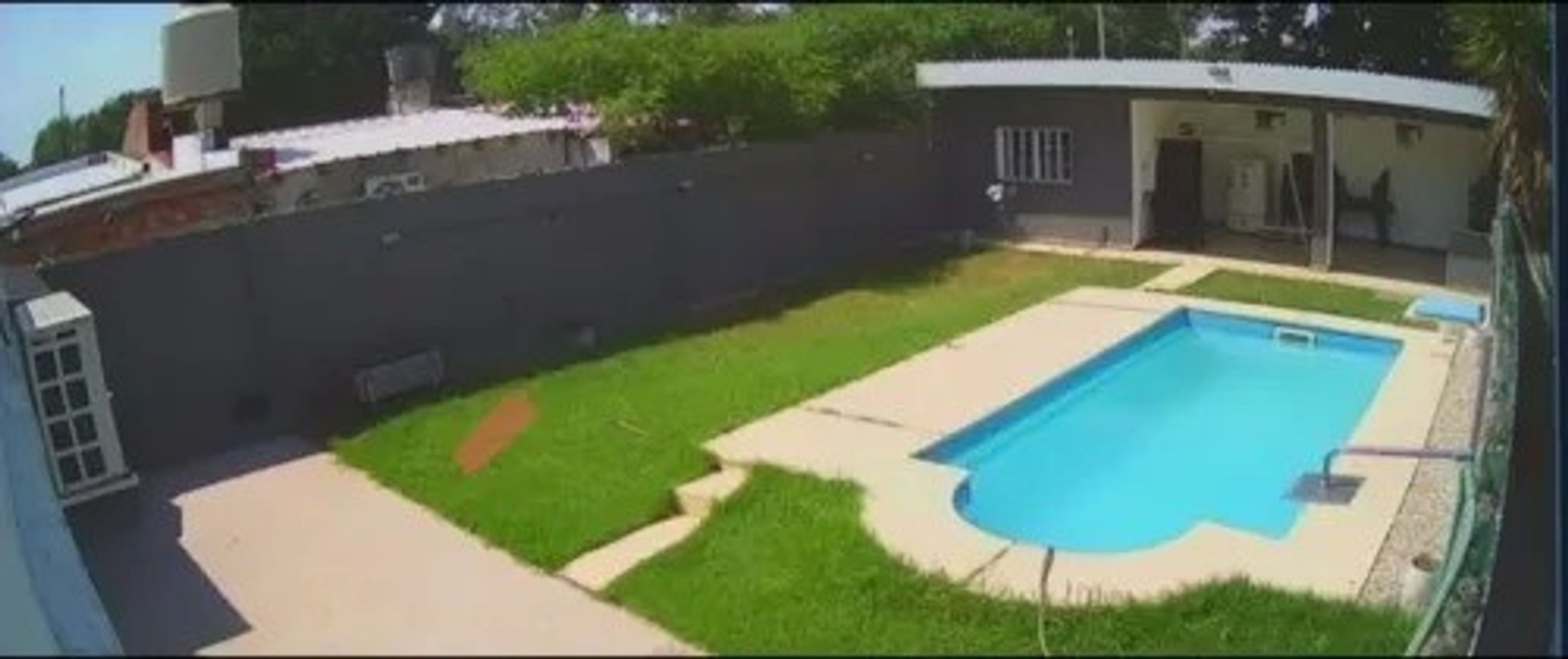 VENTA - CASA 4 AMBIENTES CON PILETA,JARDIN Y COCHERA ITUZAINGO