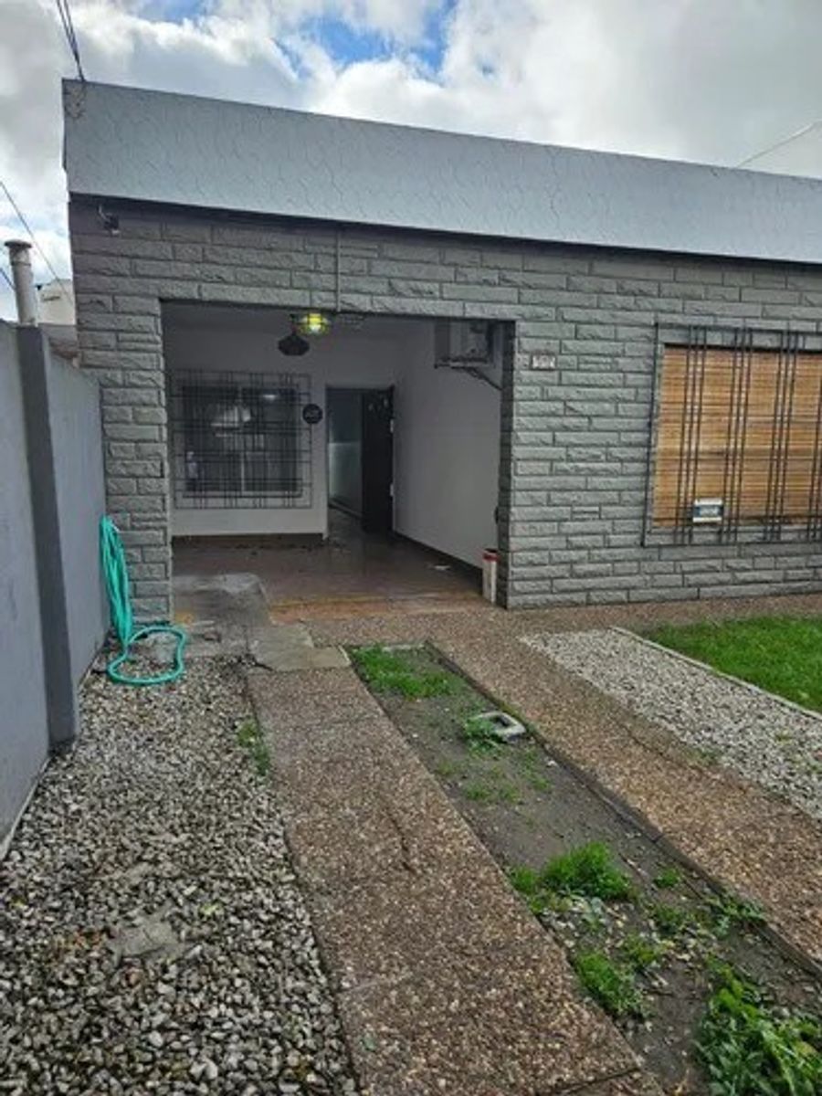 VENTA - CASA 4 AMBIENTES CON PILETA,JARDIN Y COCHERA ITUZAINGO — foto 2