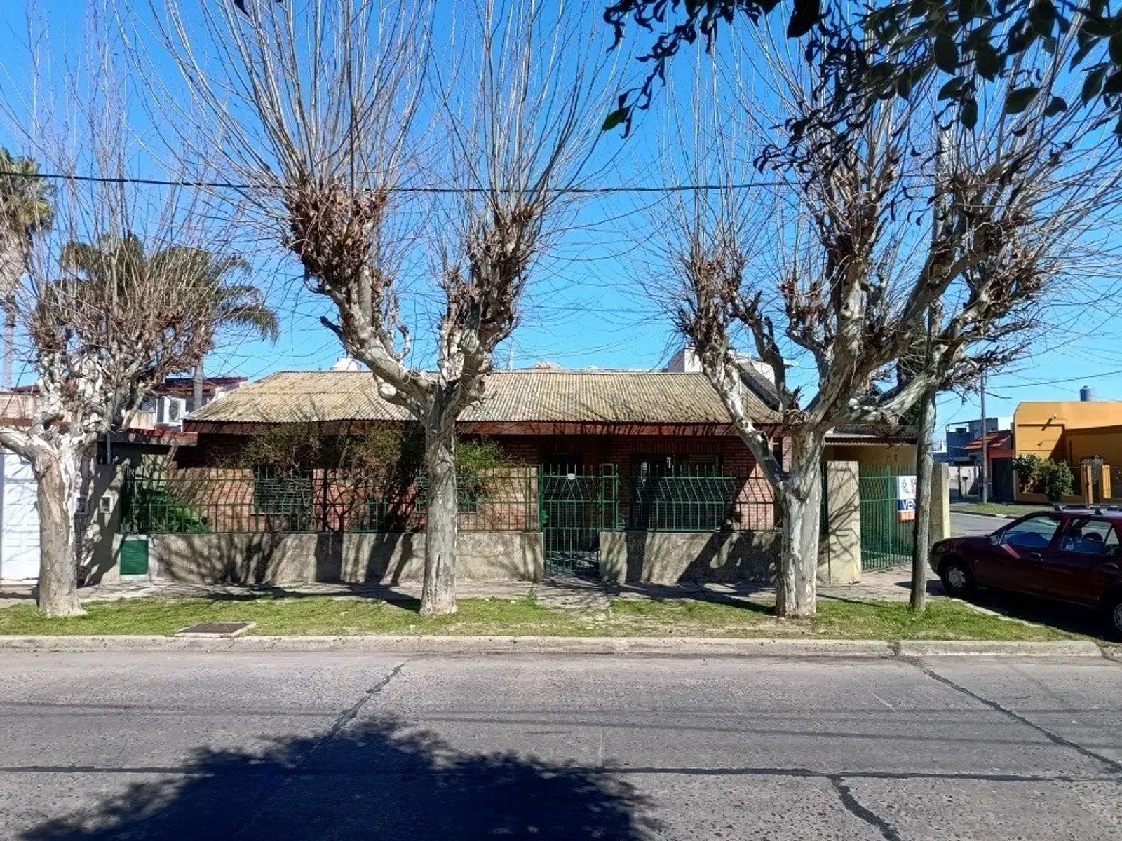 VENTA - CASA 4 AMBIENTES CON PATIO TRASERO Y COCHERA VILLA LUZURIAGA