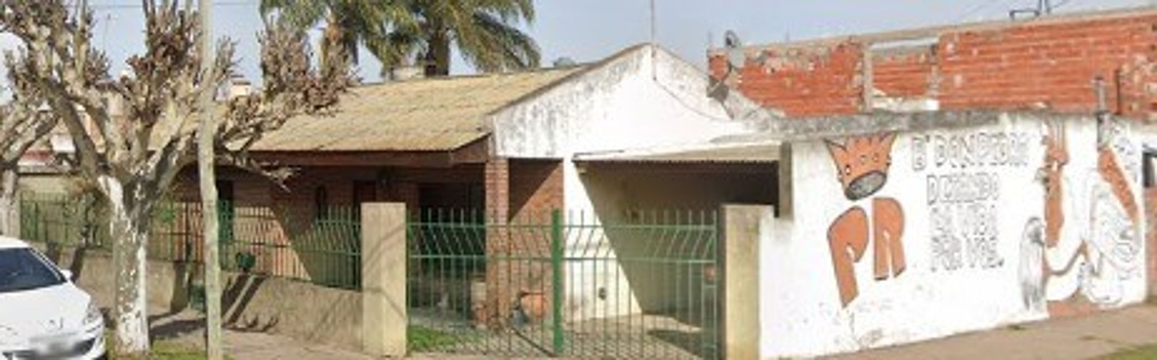 VENTA - CASA 4 AMBIENTES CON PATIO TRASERO Y COCHERA VILLA LUZURIAGA — foto 3