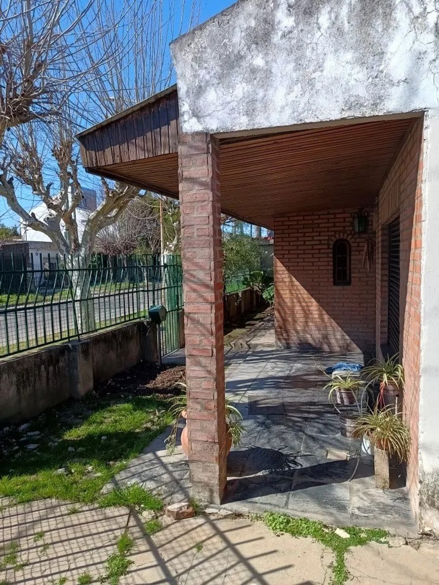 VENTA - CASA 4 AMBIENTES CON PATIO TRASERO Y COCHERA VILLA LUZURIAGA — foto 4