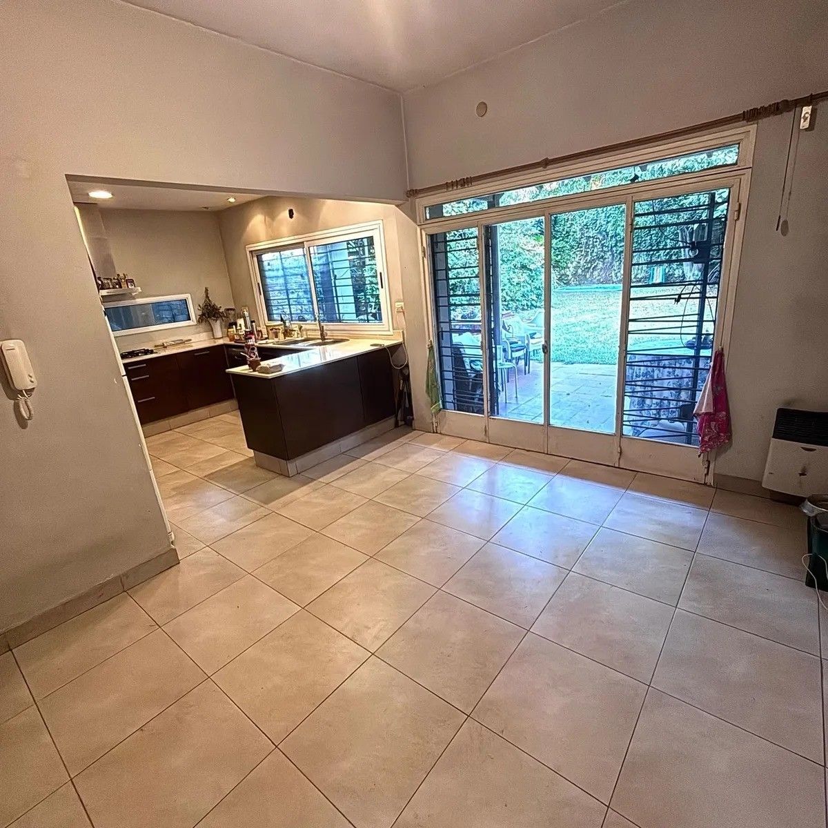 VENTA - CHALET 7 AMBIENTES SOBRE LOTE PROPIO CON PATIO Y JARDIN CASTELAR