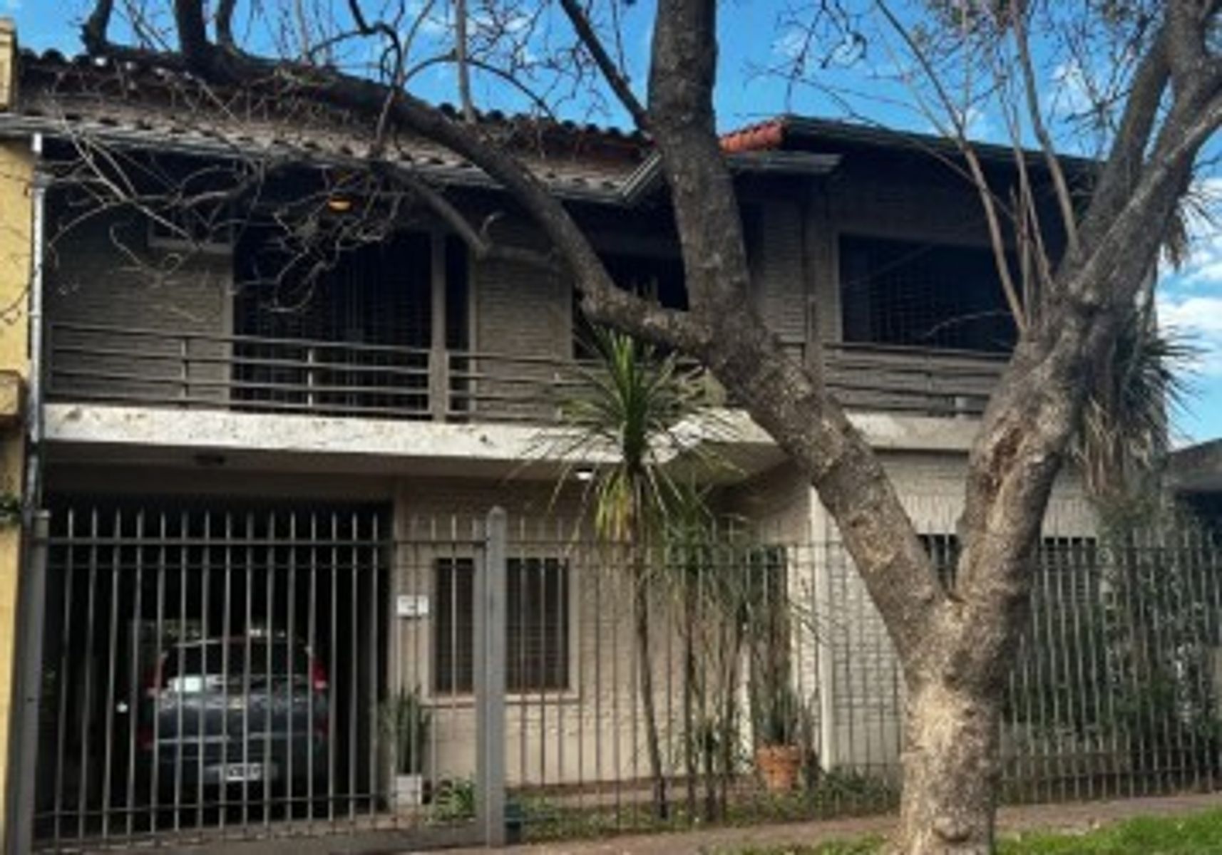 VENTA - CHALET 7 AMBIENTES SOBRE LOTE PROPIO CON PATIO Y JARDIN CASTELAR — foto 2