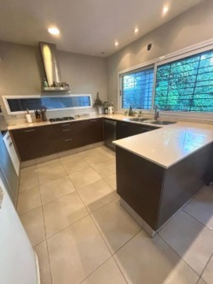 VENTA - CHALET 7 AMBIENTES SOBRE LOTE PROPIO CON PATIO Y JARDIN CASTELAR — foto 9