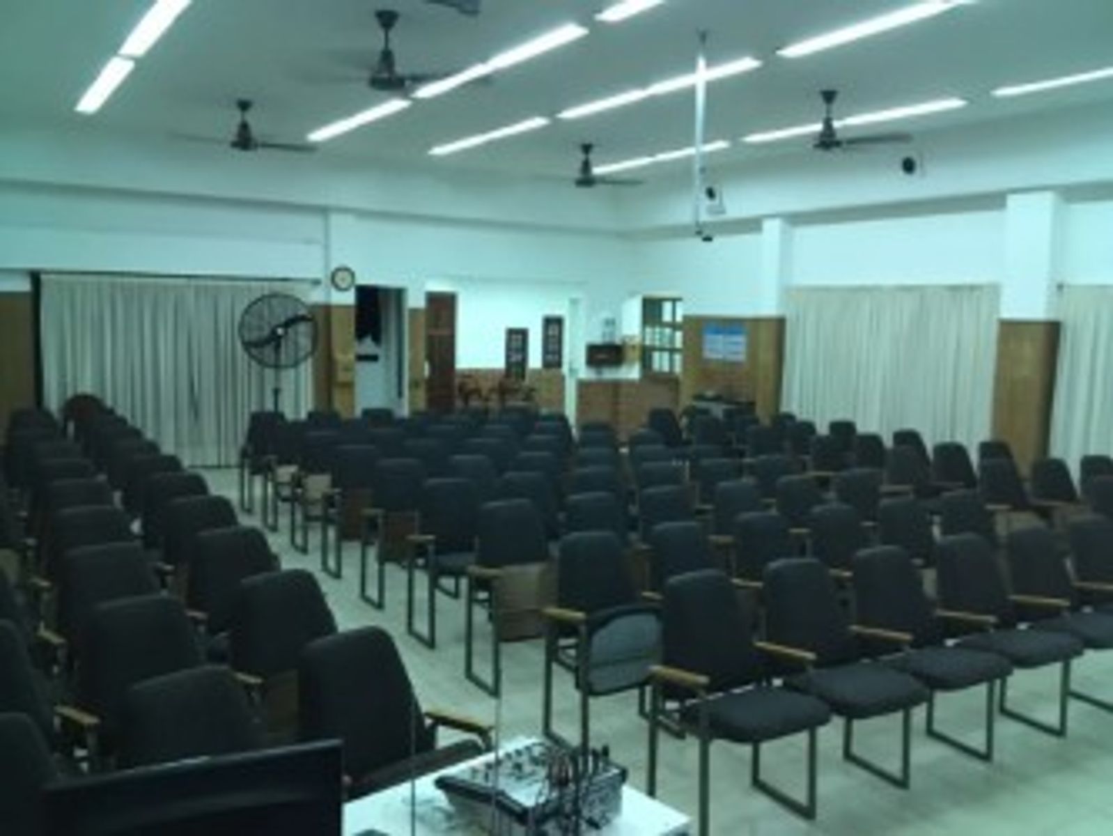 VENTA - CASA COMERCIAL TIPO SALON ISIDRO CASANOVA — foto 3