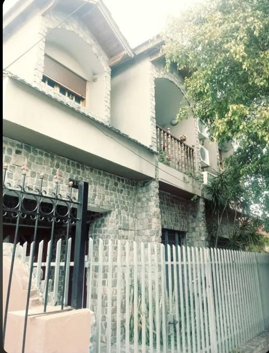 VENTA CHALET 5 AMBIENTES CON JARDIN Y DOS COCHERAS MORON