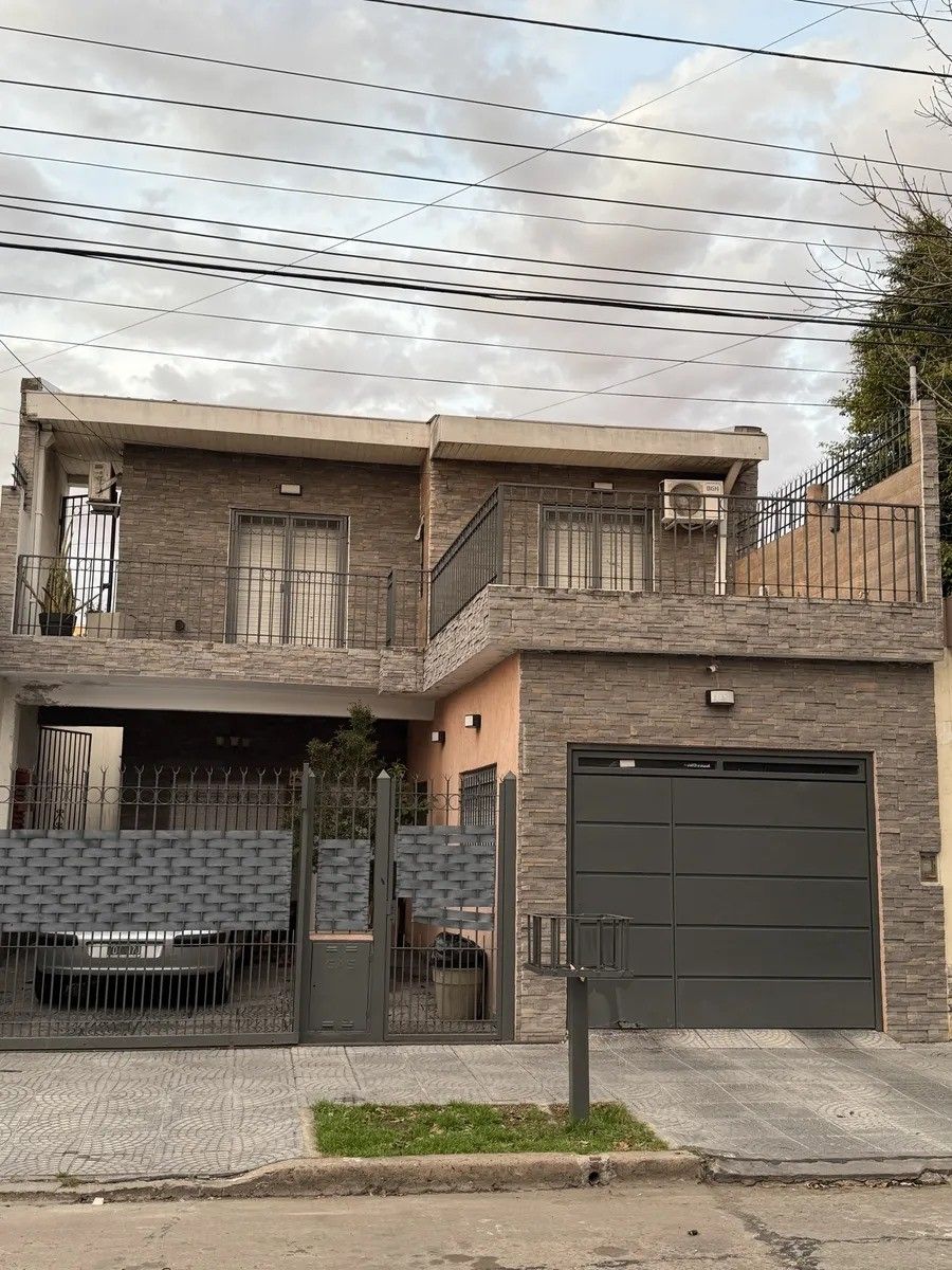 VENTA - CASA 5 AMBIENTES CON TERRAZA Y TRES COCHERAS VILLA SARMIENTO