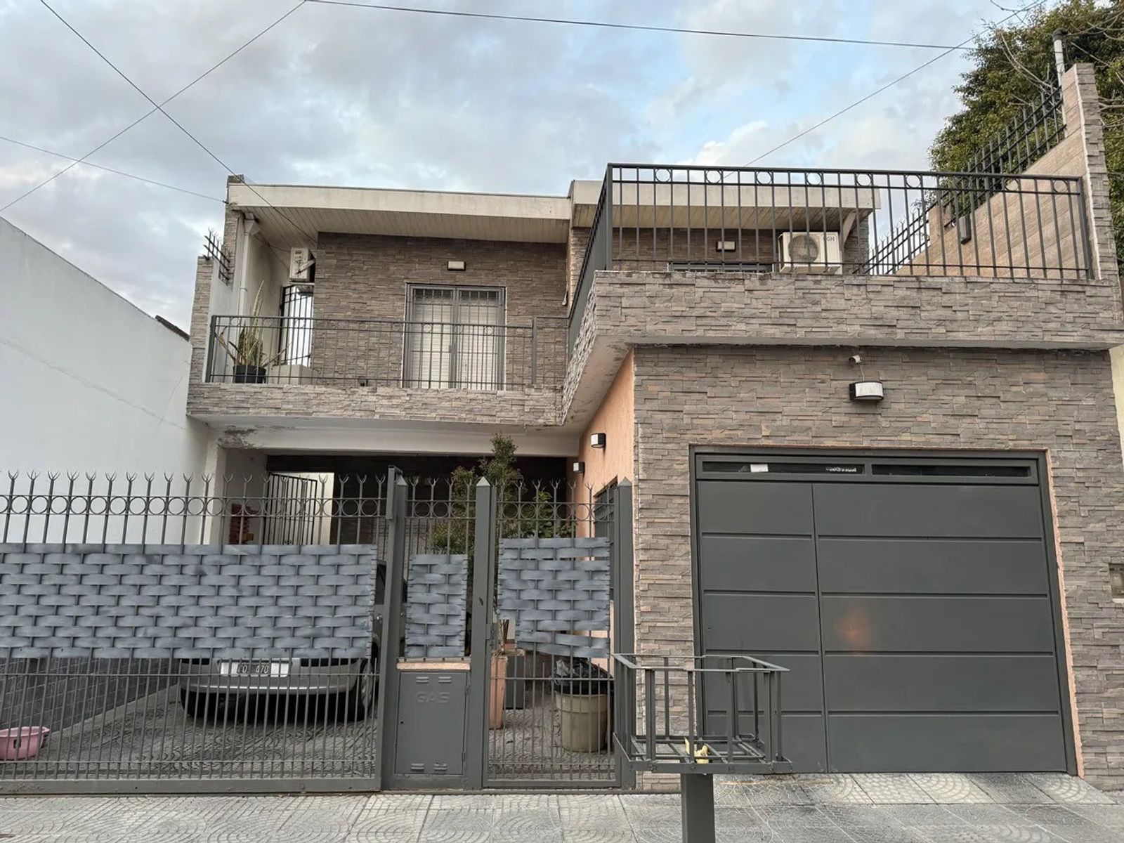 VENTA - CASA 5 AMBIENTES CON TERRAZA Y TRES COCHERAS VILLA SARMIENTO — foto 2