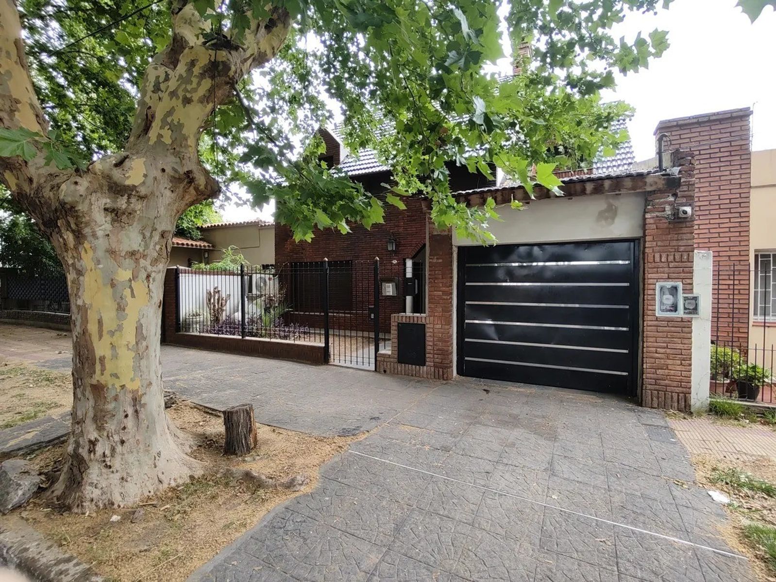 VENTA CASA 5 AMBIENTES CON COCHERA,QUINCHO Y PILETA MORON - 3