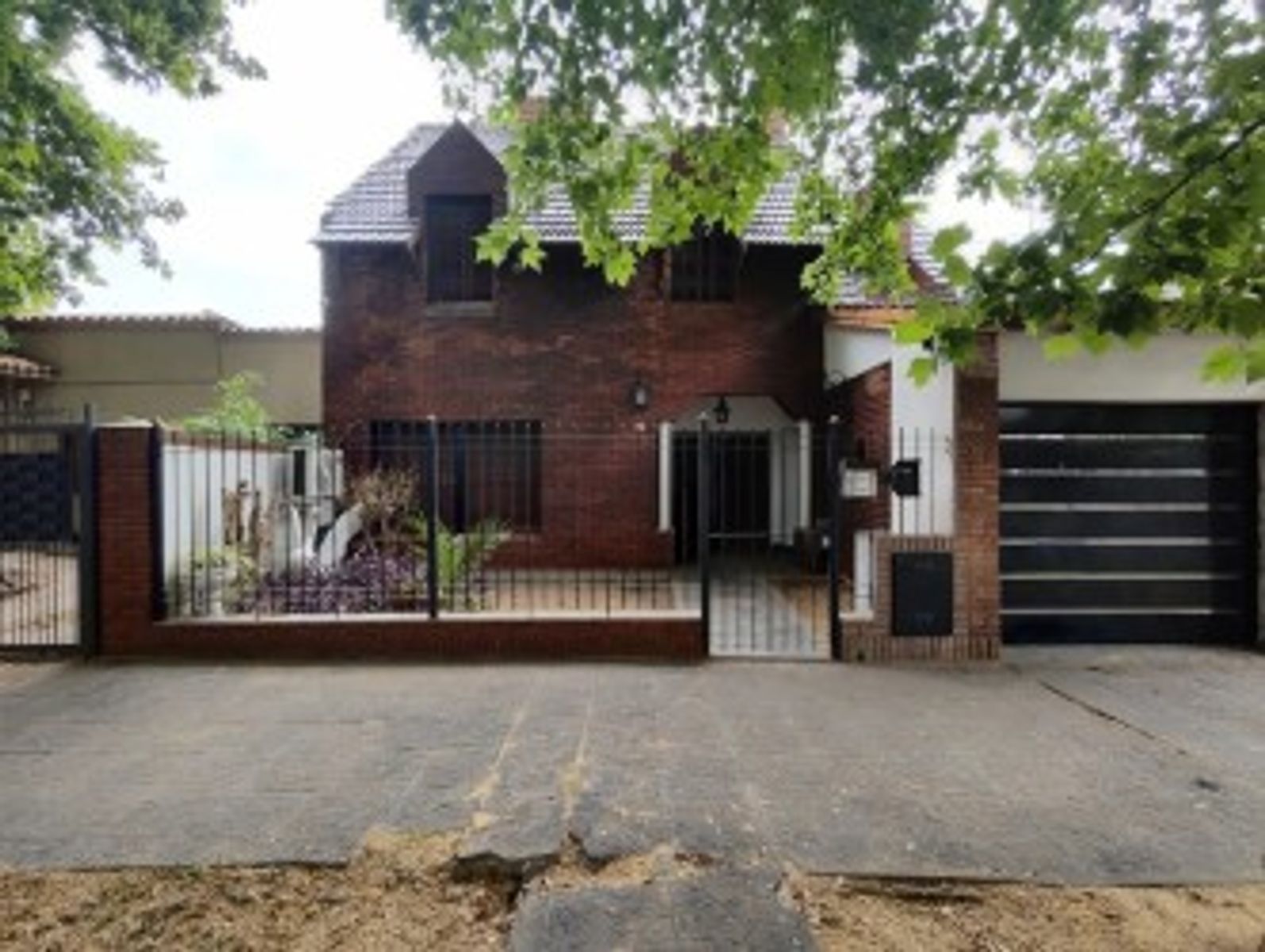 VENTA CASA 5 AMBIENTES CON COCHERA,QUINCHO Y PILETA MORON - 4