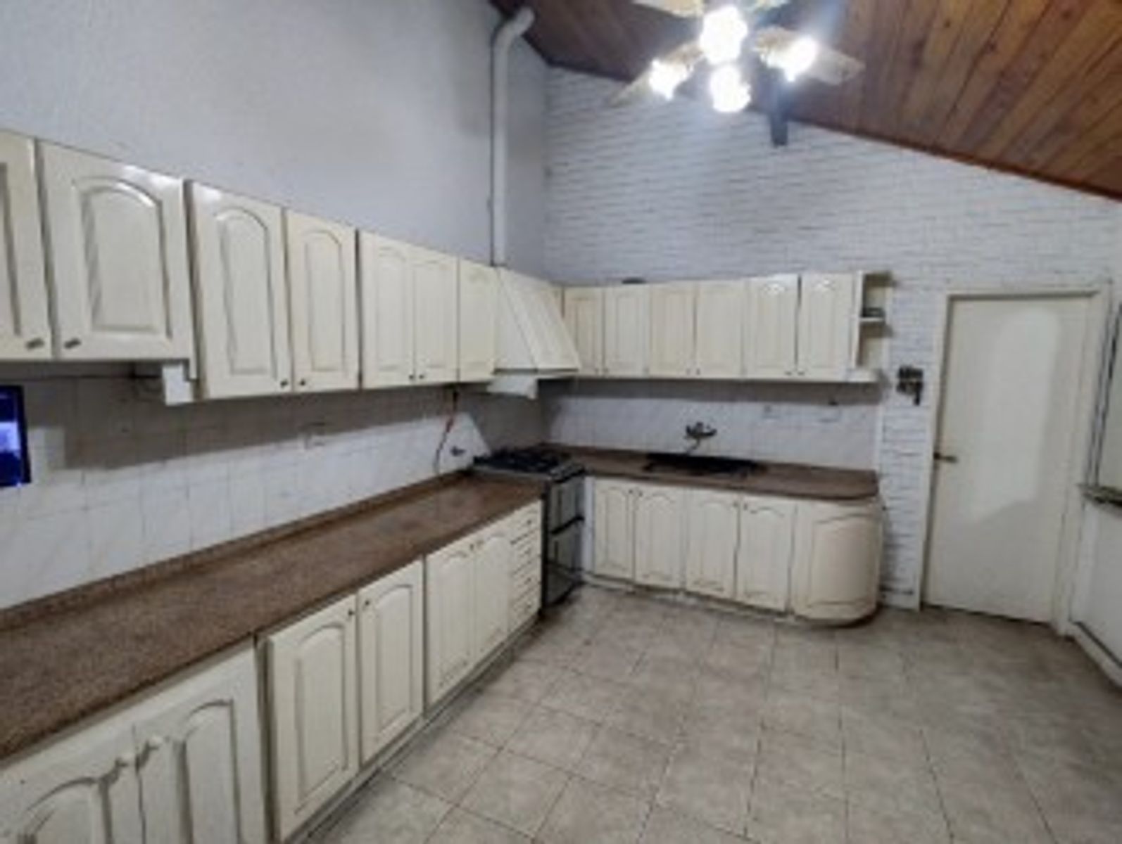 VENTA CASA 5 AMBIENTES CON COCHERA,QUINCHO Y PILETA MORON - 9